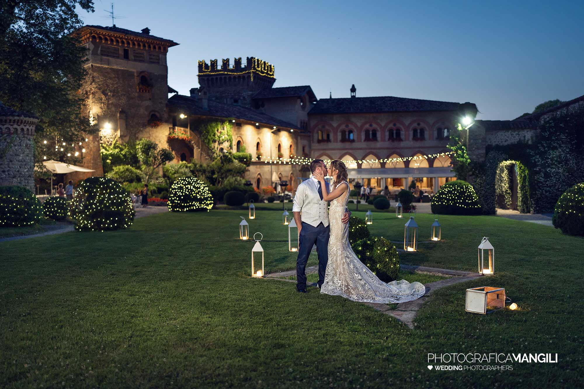 035 reportage foto matrimonio wedding sposi imbrunire bacio romantico lanterne panoramica castello marne filago bergamo 035 reportage foto matrimonio wedding sposi imbrunire bacio romantico lanterne panoramica castello marne filago bergamo