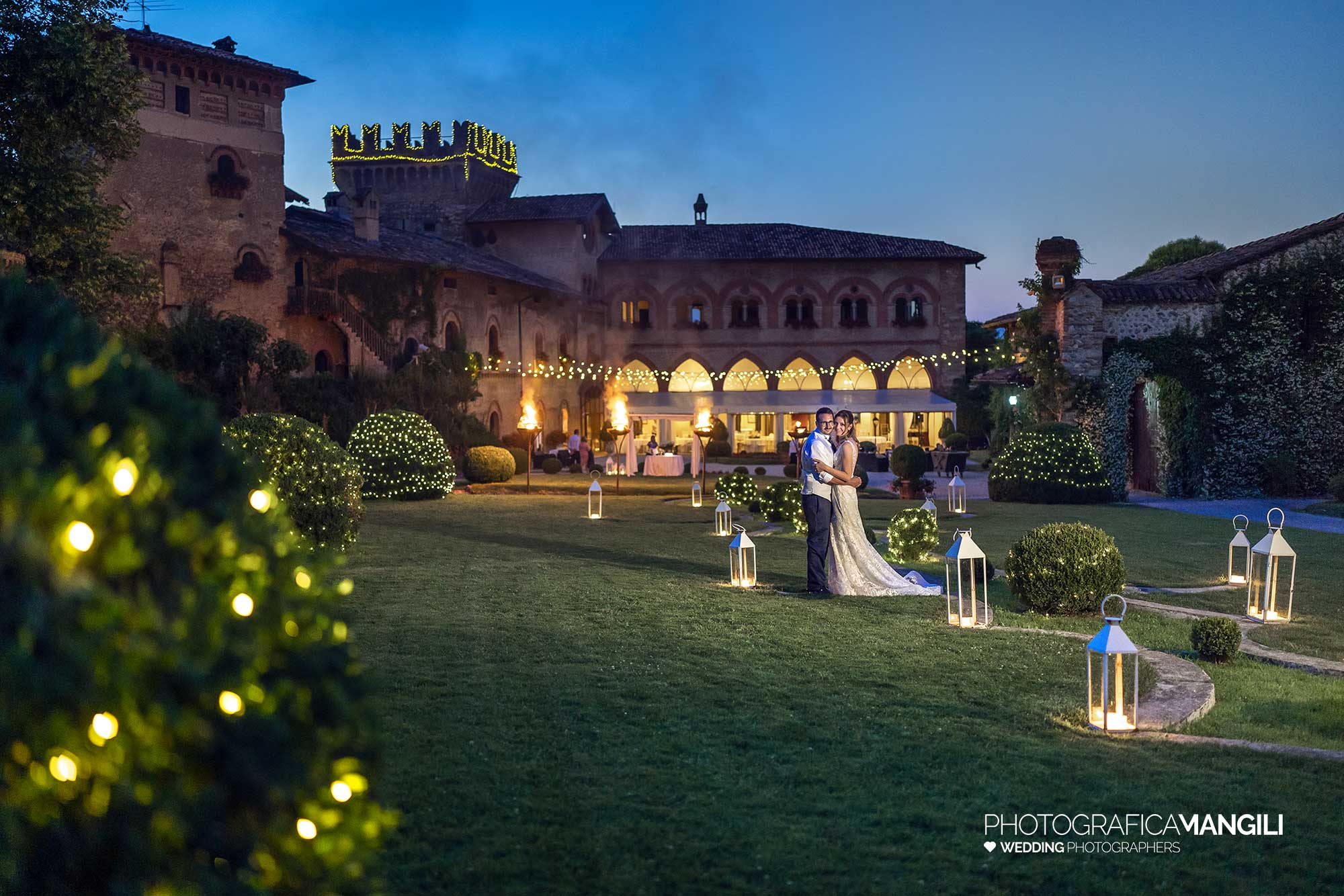 036 reportage foto matrimonio wedding sposi imbrunire bacio romantico lanterne castello marne filago bergamo 036 reportage foto matrimonio wedding sposi imbrunire bacio romantico lanterne castello marne filago bergamo