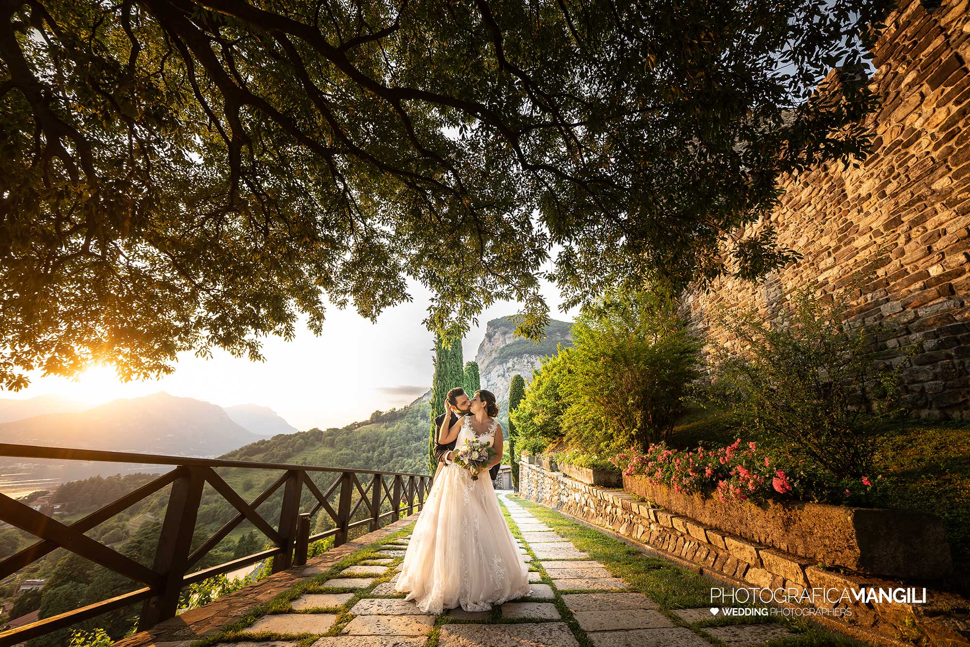 037 fotografo matrimonio reportage wedding ritratto sposi tramonto castello rossino calolziocorte lecco lago como 037 fotografo matrimonio reportage wedding ritratto sposi tramonto castello rossino calolziocorte lecco lago como