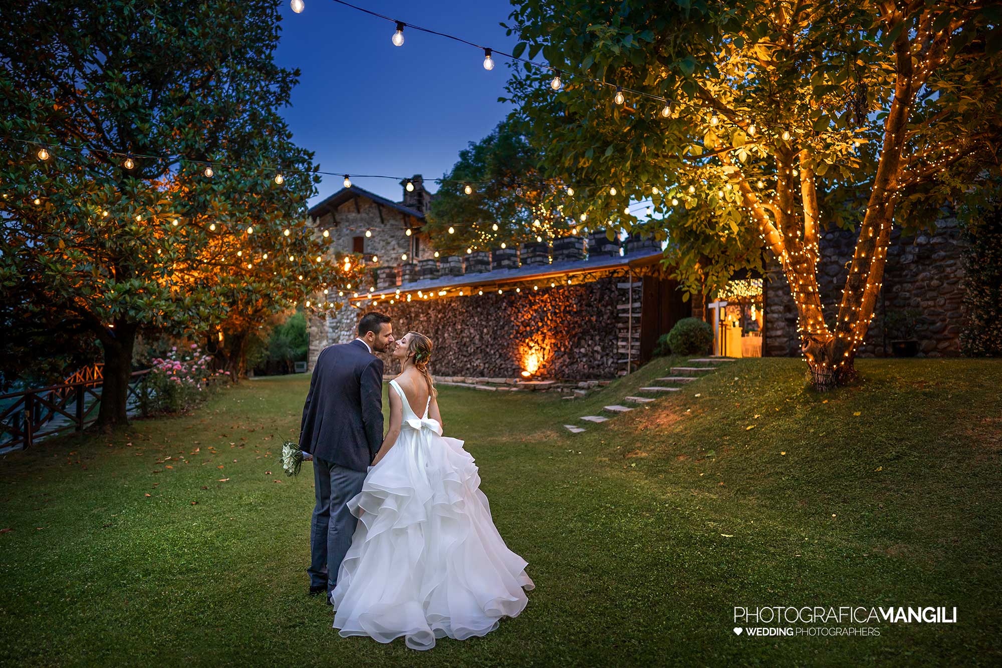 037 fotografo matrimonio reportage wedding sposi imbrunire lucine castello rossino calolziocorte lago como lecco 037 fotografo matrimonio reportage wedding sposi imbrunire lucine castello rossino calolziocorte lago como lecco