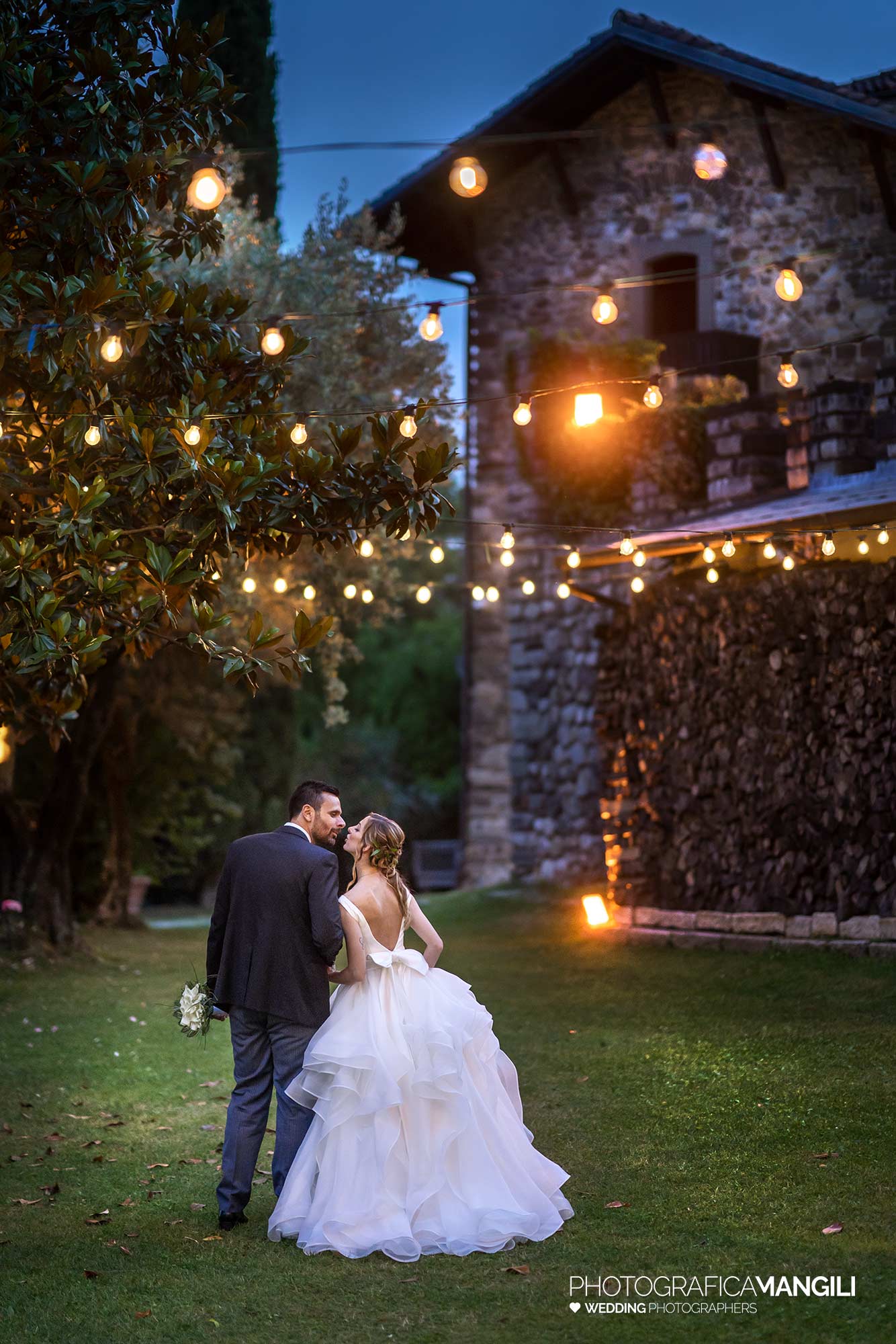 038 fotografo matrimonio reportage wedding sposi imbrunire lucine bacio castello rossino calolziocorte lago como lecco 038 fotografo matrimonio reportage wedding sposi imbrunire lucine bacio castello rossino calolziocorte lago como lecco