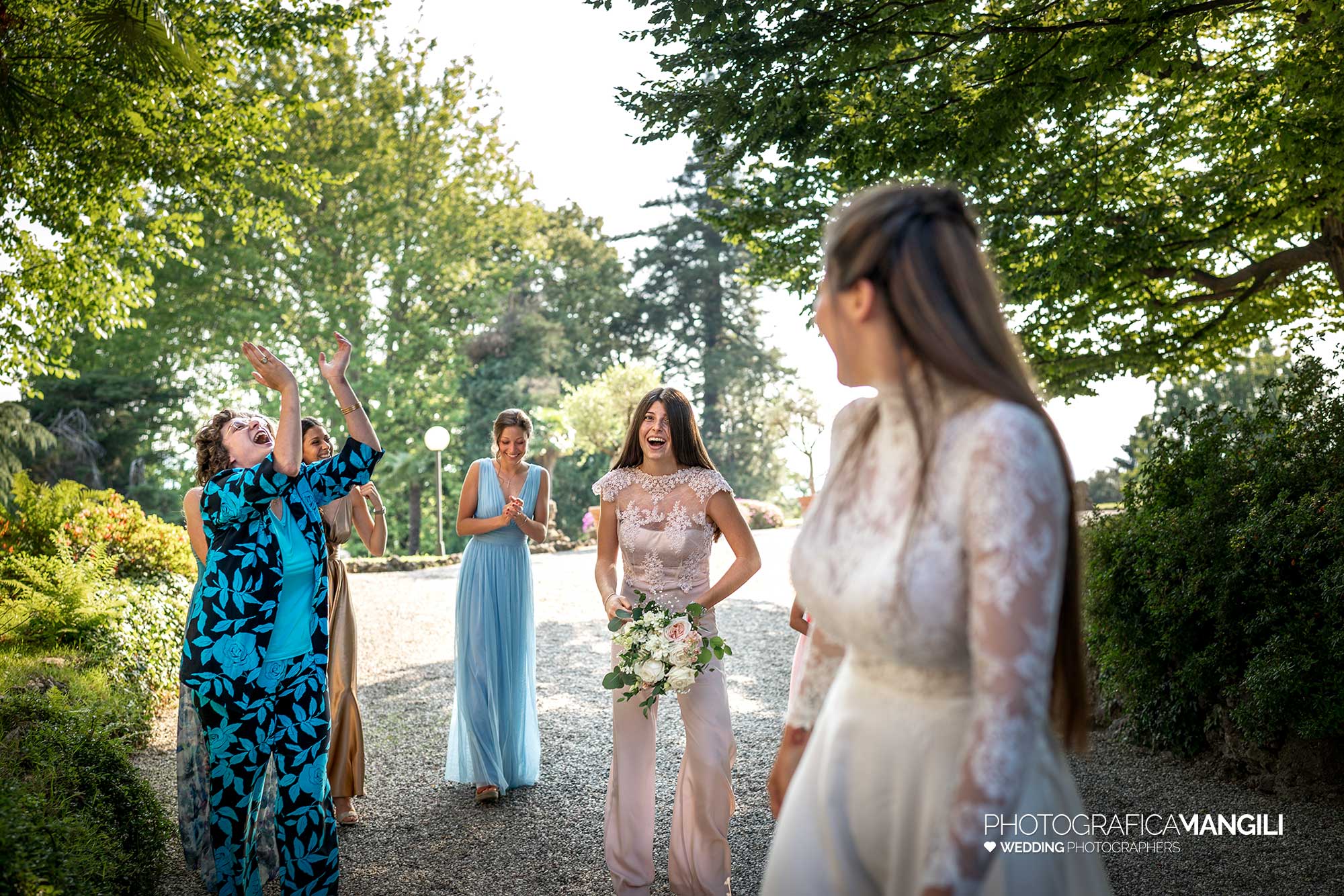 038 fotografo matrimonio reportage wedding sposi lancio bouquet villa esengrini montalbano varese 038 fotografo matrimonio reportage wedding sposi lancio bouquet villa esengrini montalbano varese