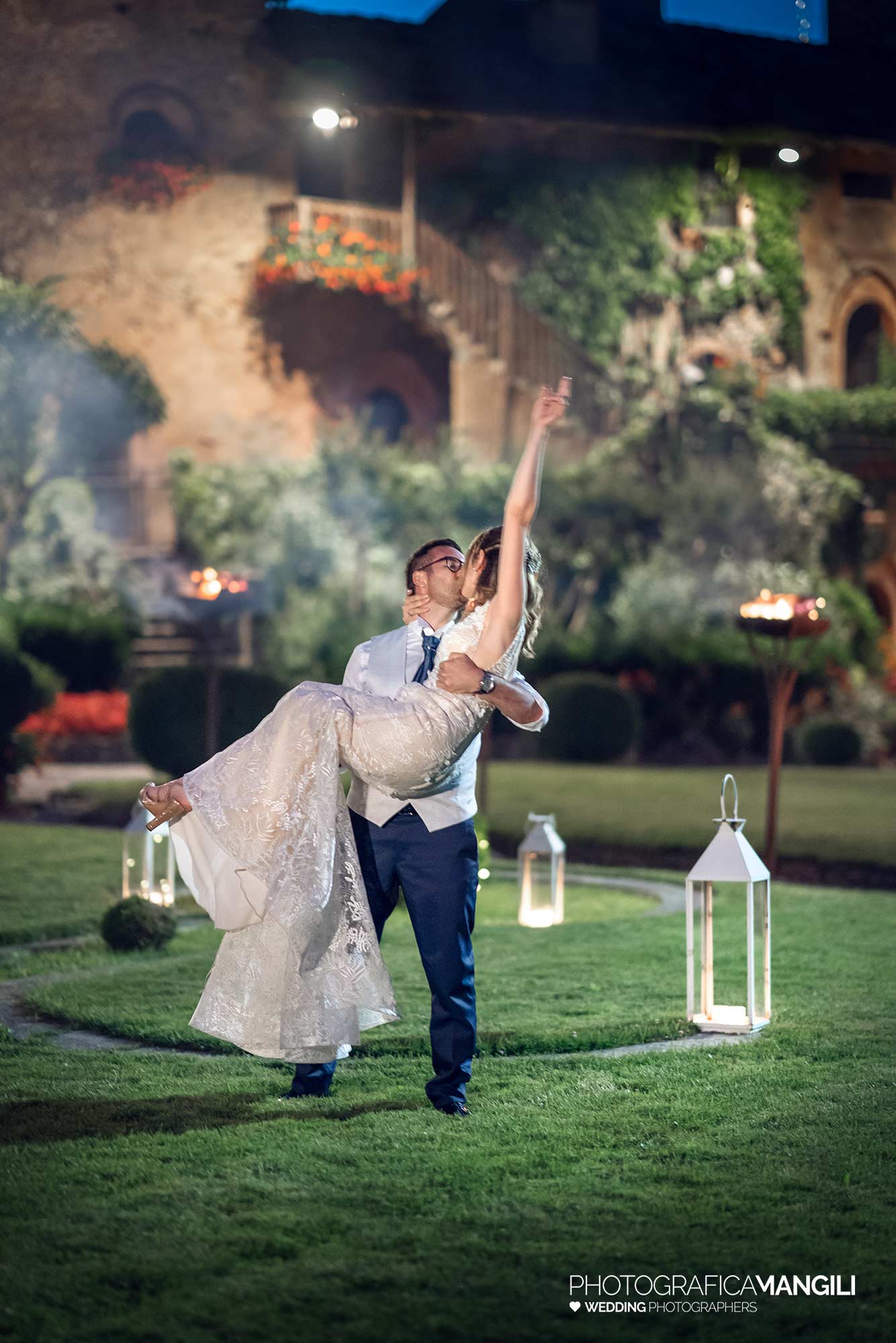 038 reportage foto matrimonio wedding sposi imbrunire bacio romantico lanterne castello marne filago bergamo 038 reportage foto matrimonio wedding sposi imbrunire bacio romantico lanterne castello marne filago bergamo