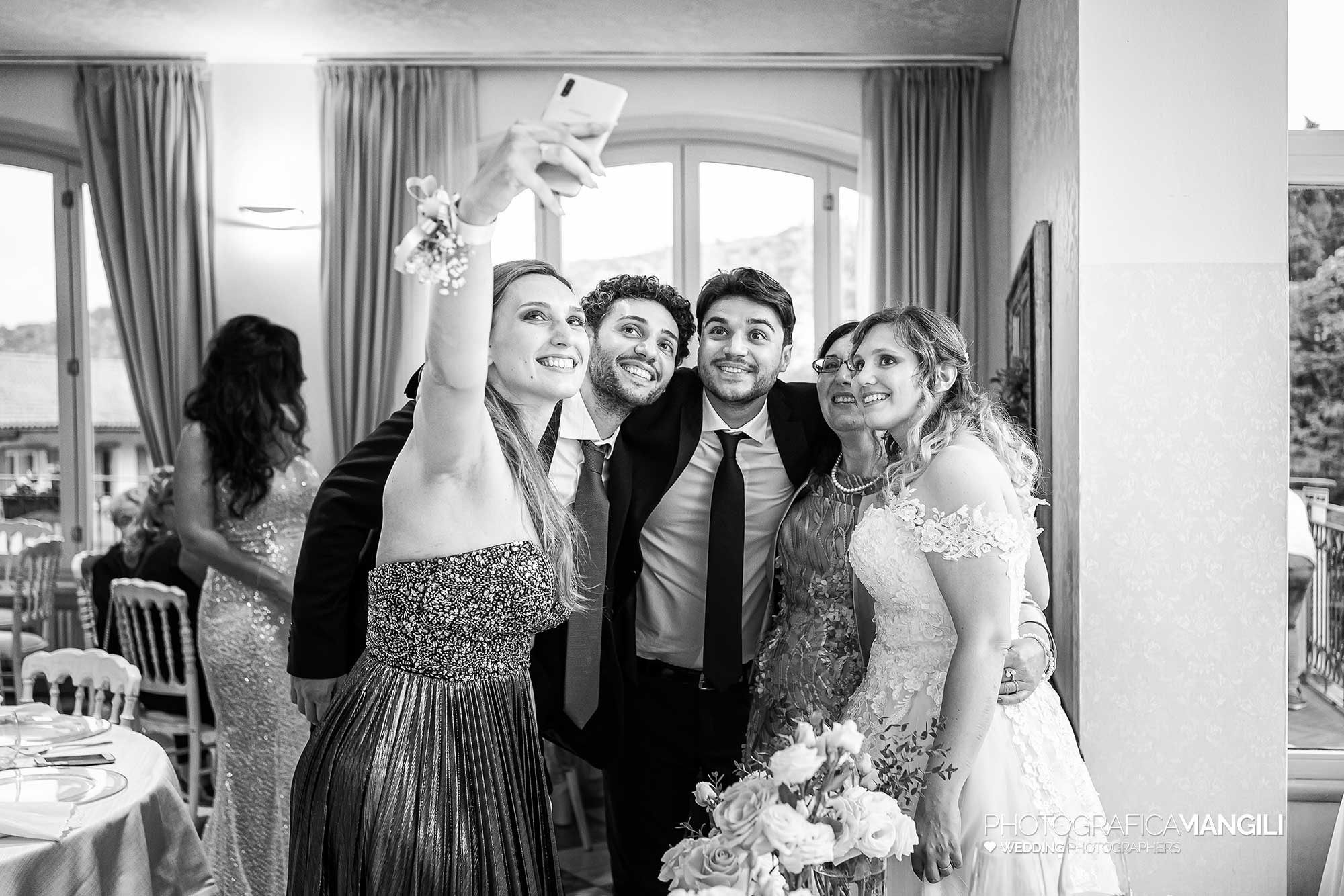 039 reportage foto matrimonio wedding ritratto sposi sala pranzo selfie ontanile gandosso bergamo 039 reportage foto matrimonio wedding ritratto sposi sala pranzo selfie ontanile gandosso bergamo