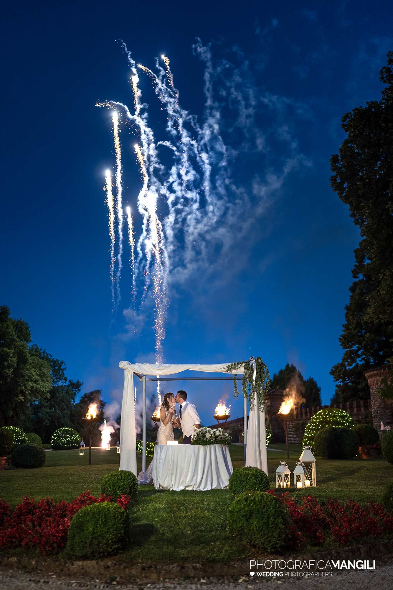 039 reportage foto matrimonio wedding sposi taglio torta fuochi artificio bacio imbrunire romantico brindisi lanterne fiaccole castello marne filago bergamo 039 reportage foto matrimonio wedding sposi taglio torta fuochi artificio bacio imbrunire romantico brindisi lanterne fiaccole castello marne filago bergamo
