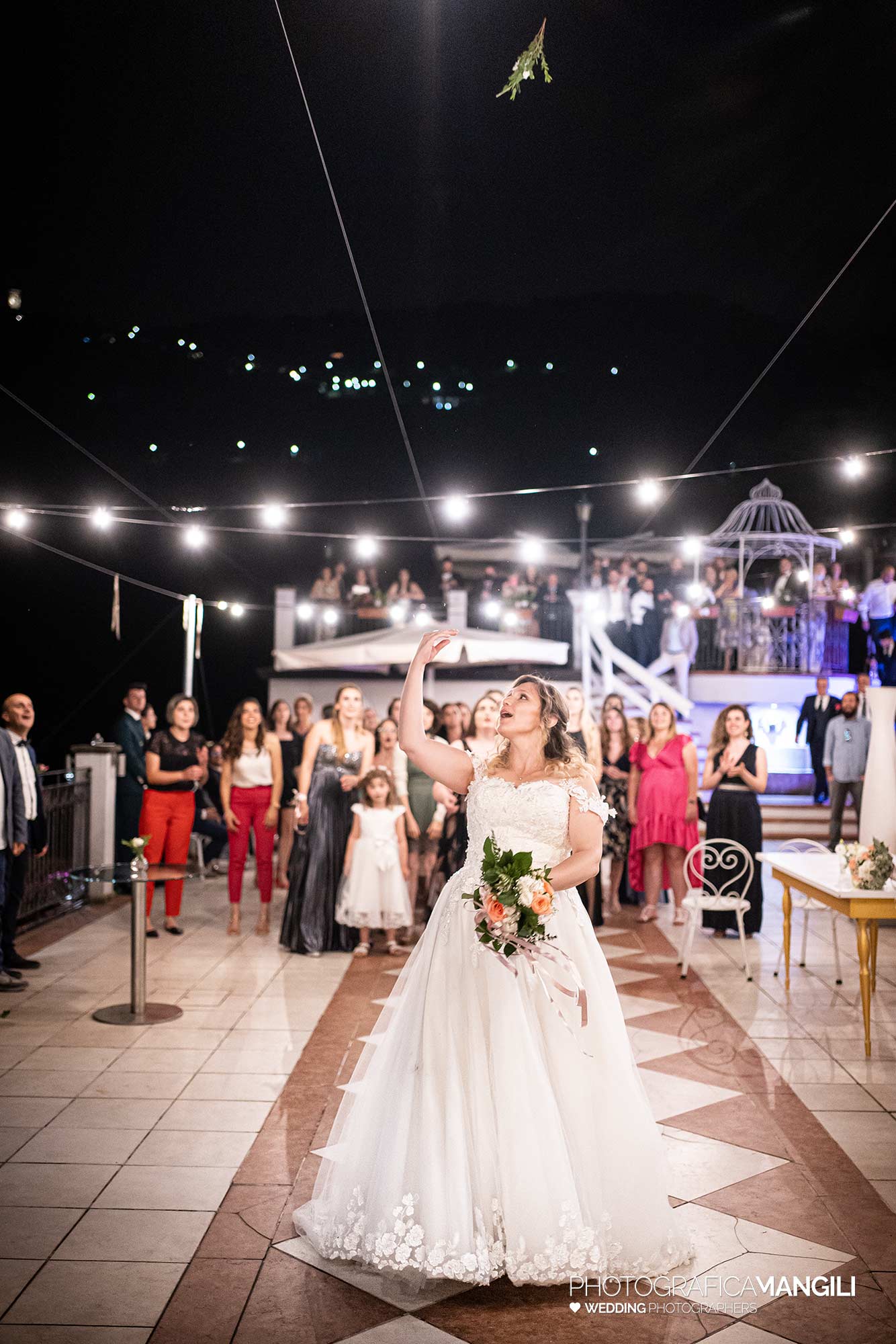 041 reportage foto matrimonio wedding ritratto sposi fontanile lancio bouquet gandosso bergamo 041 reportage foto matrimonio wedding ritratto sposi fontanile lancio bouquet gandosso bergamo