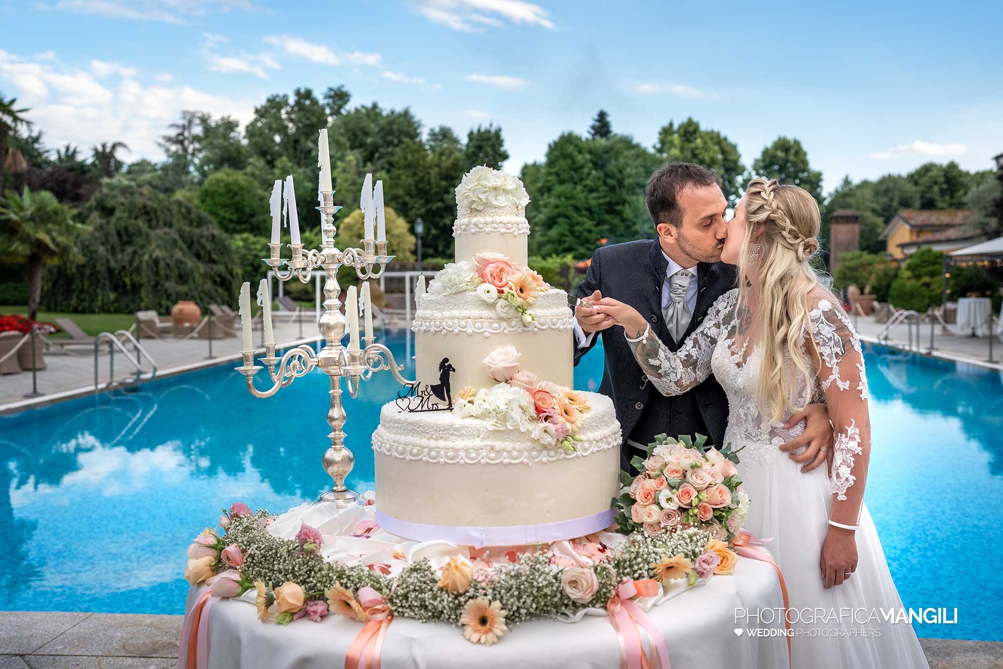 042 fotografo matrimonio reportage wedding sposi taglio torta piscina villa valenca rovato brescia 042 fotografo matrimonio reportage wedding sposi taglio torta piscina villa valenca rovato brescia