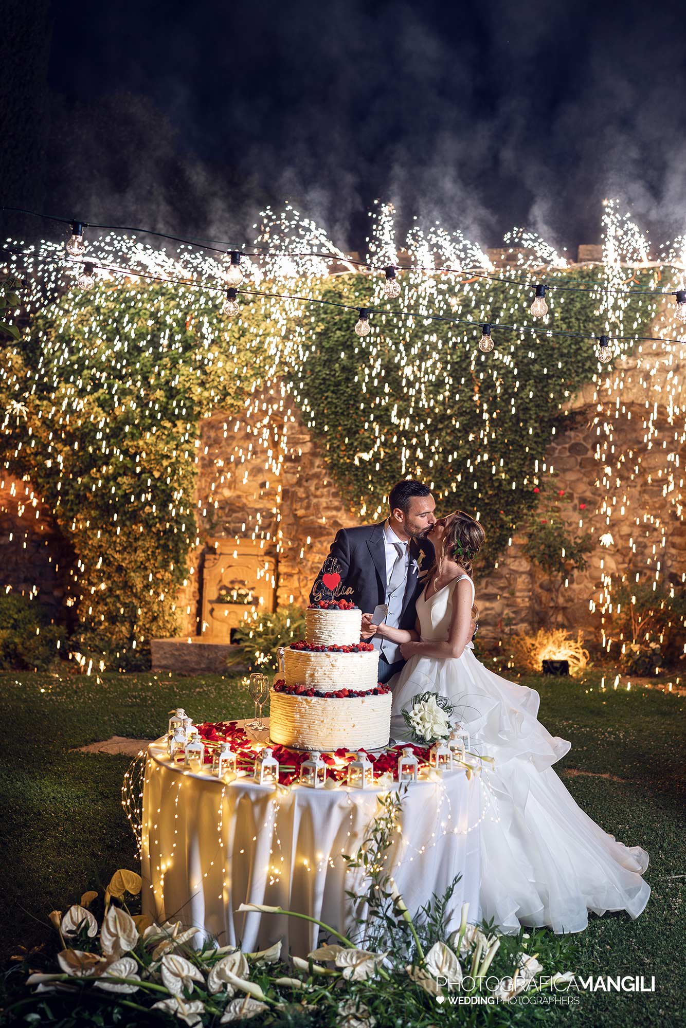 043 fotografo matrimonio reportage wedding sposi taglio torta fuochi artificio castello rossino calolziocorte lago como lecco 043 fotografo matrimonio reportage wedding sposi taglio torta fuochi artificio castello rossino calolziocorte lago como lecco