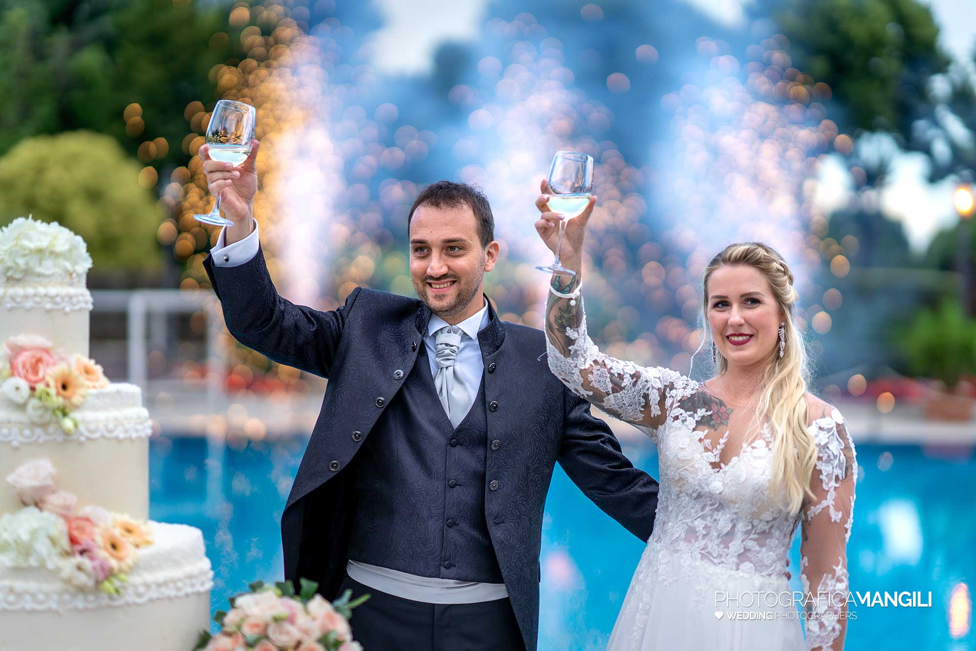 044 fotografo matrimonio reportage wedding sposi taglio torta piscina brindisi villa valenca rovato brescia 044 fotografo matrimonio reportage wedding sposi taglio torta piscina brindisi villa valenca rovato brescia