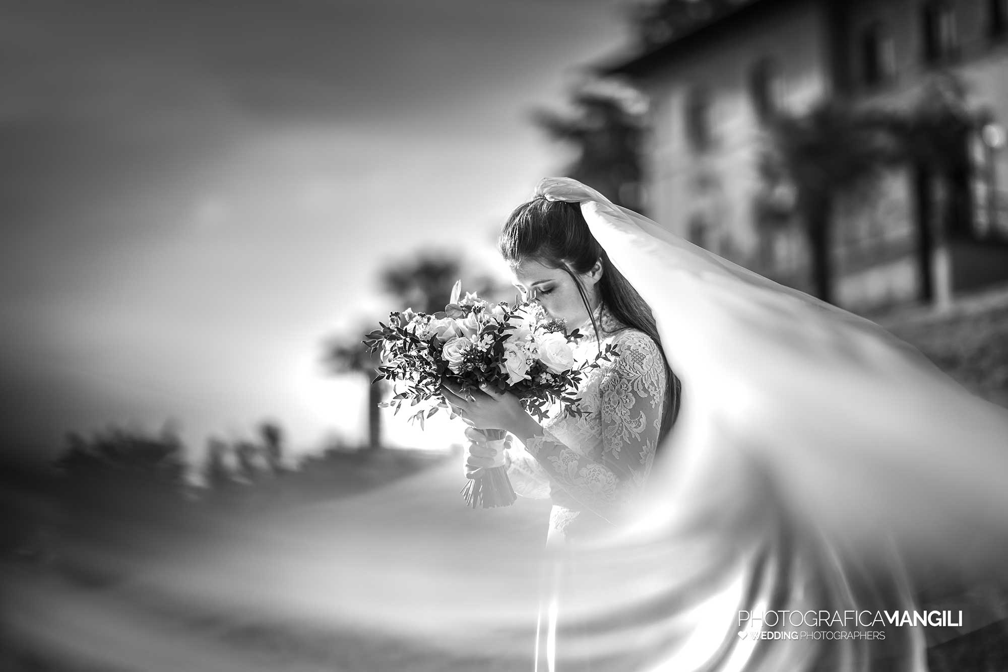 044 fotografo matrimonio reportage wedding sposi velo sposa bianco nero villa esengrini montalbano varese 044 fotografo matrimonio reportage wedding sposi velo sposa bianco nero villa esengrini montalbano varese