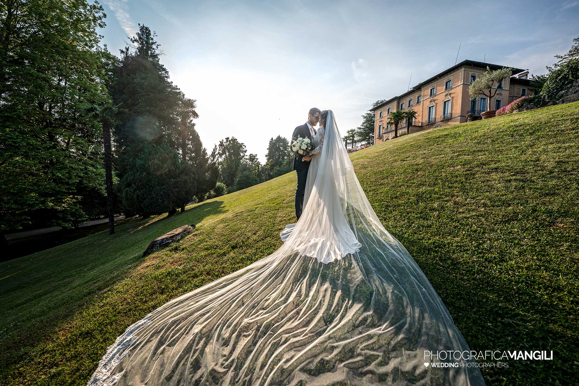 045 fotografo matrimonio reportage wedding sposi bacio panoramica villa esengrini montalbano varese 1 045 fotografo matrimonio reportage wedding sposi bacio panoramica villa esengrini montalbano varese 1