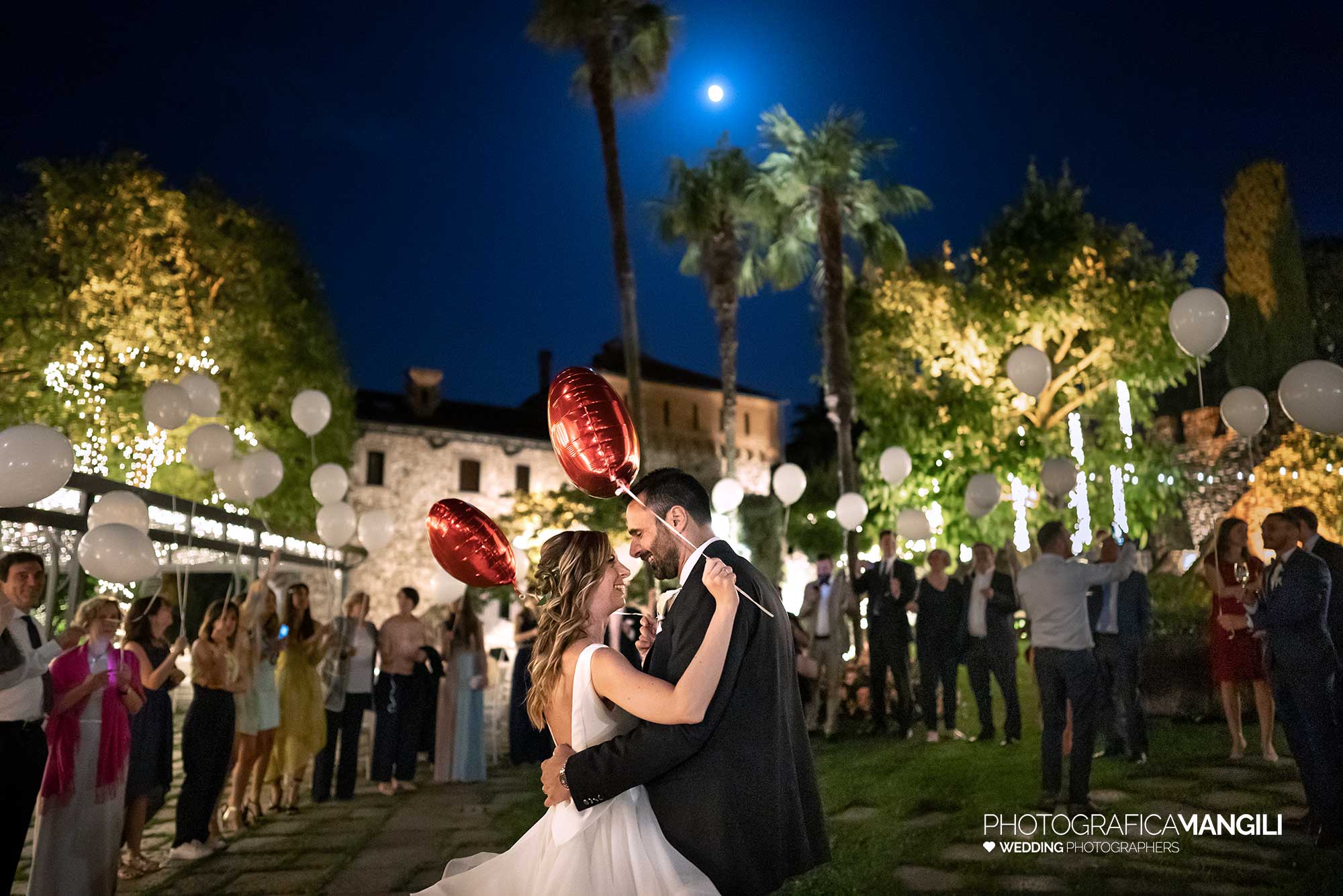 046 fotografo matrimonio reportage wedding sposi lancio palloncini castello rossino calolziocorte lago como lecco 046 fotografo matrimonio reportage wedding sposi lancio palloncini castello rossino calolziocorte lago como lecco