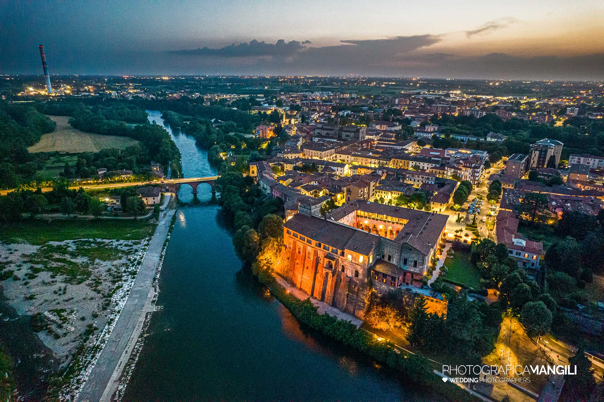 047 fotografo matrimonio reportage wedding sposi drone panoramica castello visconteo cassano d adda milano 1 047 fotografo matrimonio reportage wedding sposi drone panoramica castello visconteo cassano d adda milano 1