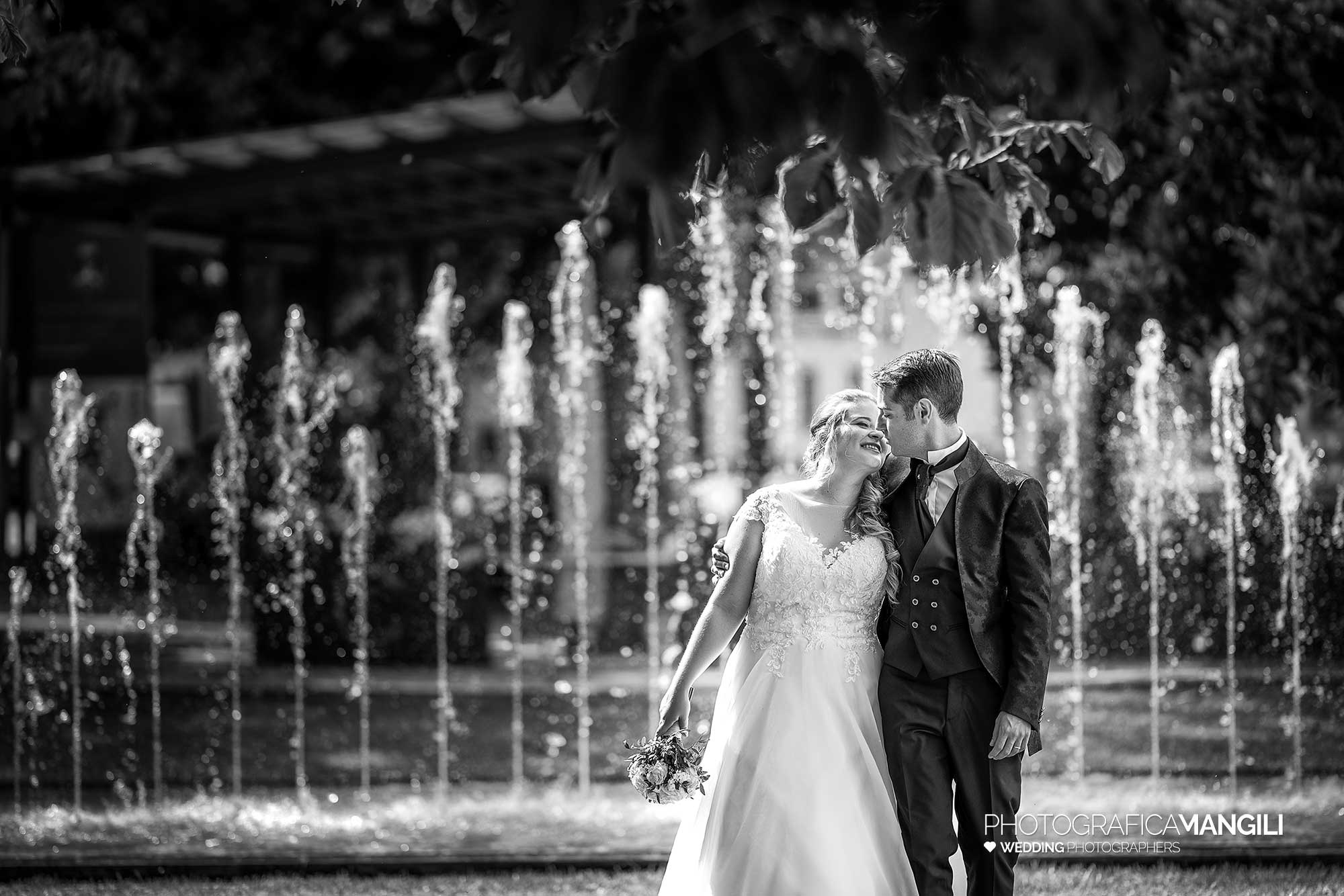 048 fotografo matrimonio reportage wedding sposi ritratto fontana lungolago malgrate lago como lecco 048 fotografo matrimonio reportage wedding sposi ritratto fontana lungolago malgrate lago como lecco