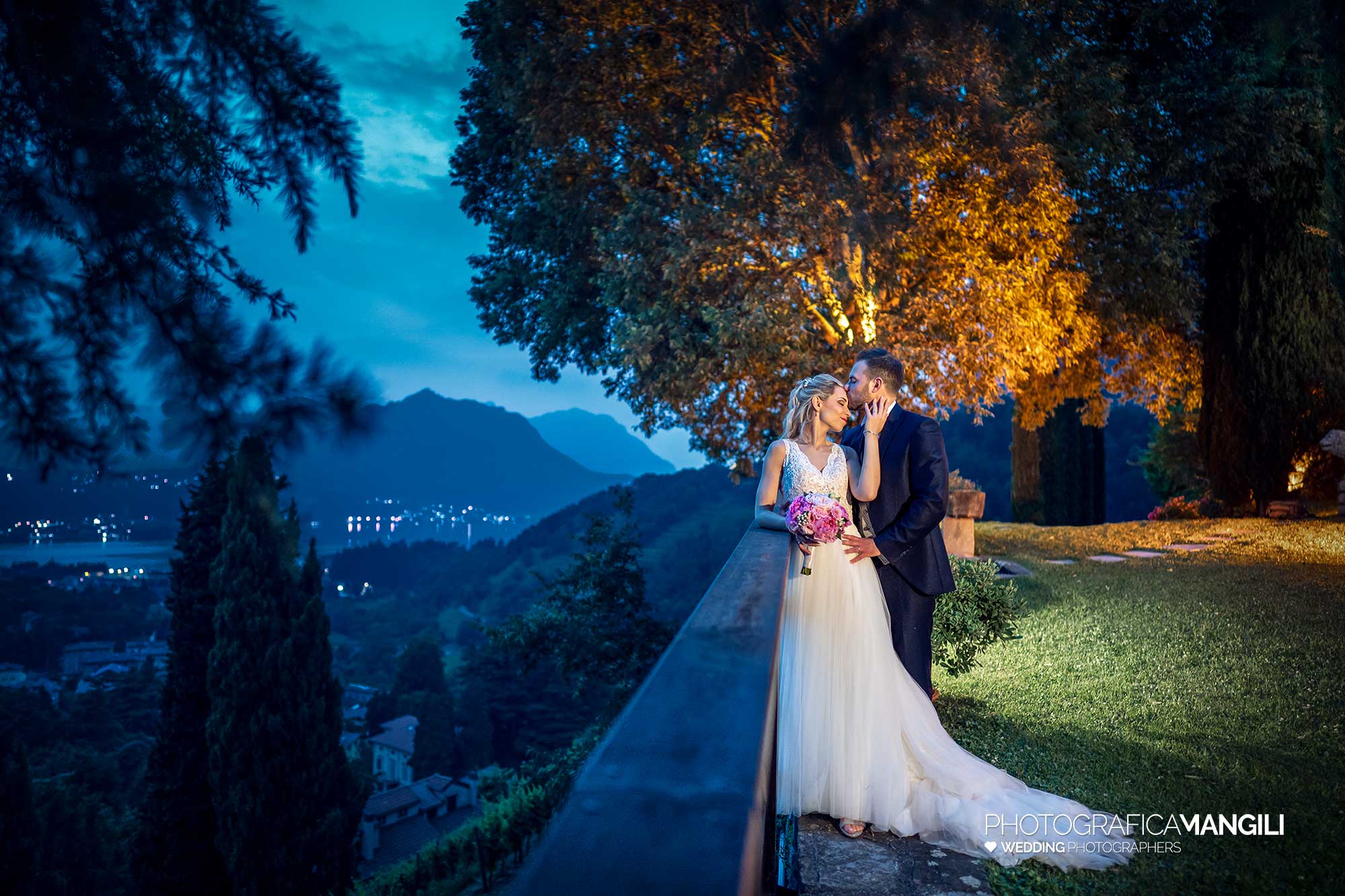 051 fotografo matrimonio reportage wedding sposi bacio romantico imbrunire castello rossino calolziocorte lago como lecco 051 fotografo matrimonio reportage wedding sposi bacio romantico imbrunire castello rossino calolziocorte lago como lecco