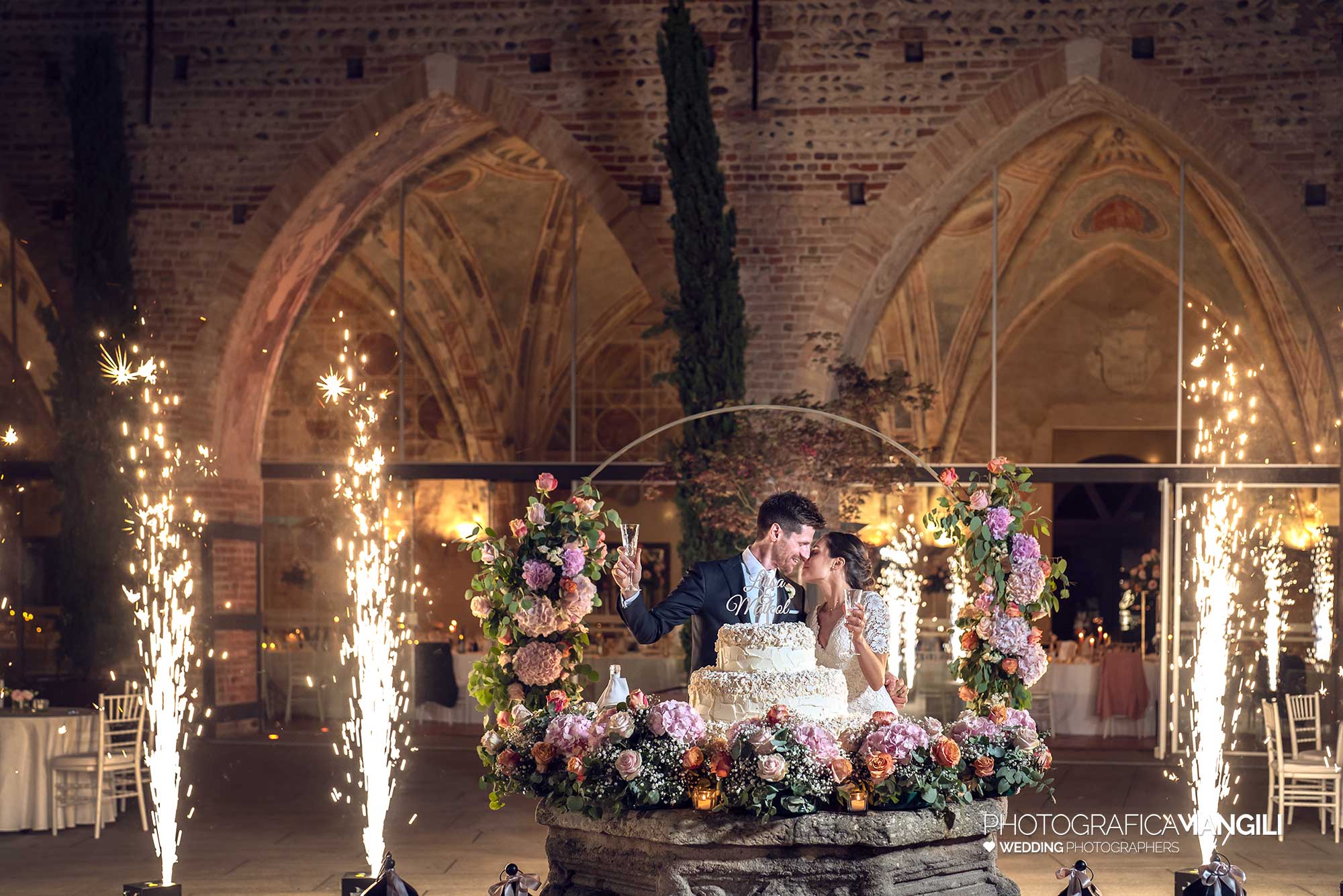 051 fotografo matrimonio reportage wedding sposi taglio torta brindisi castello visconteo cassano d adda milano 1 051 fotografo matrimonio reportage wedding sposi taglio torta brindisi castello visconteo cassano d adda milano 1