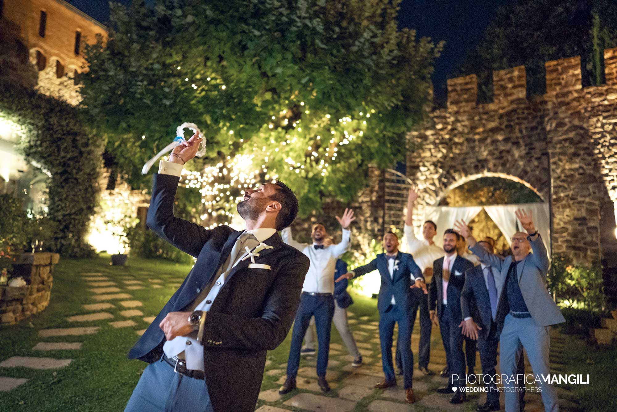 054 fotografo matrimonio reportage wedding sposo lancio giarrettiera castello rossino calolziocorte lago como lecco 054 fotografo matrimonio reportage wedding sposo lancio giarrettiera castello rossino calolziocorte lago como lecco