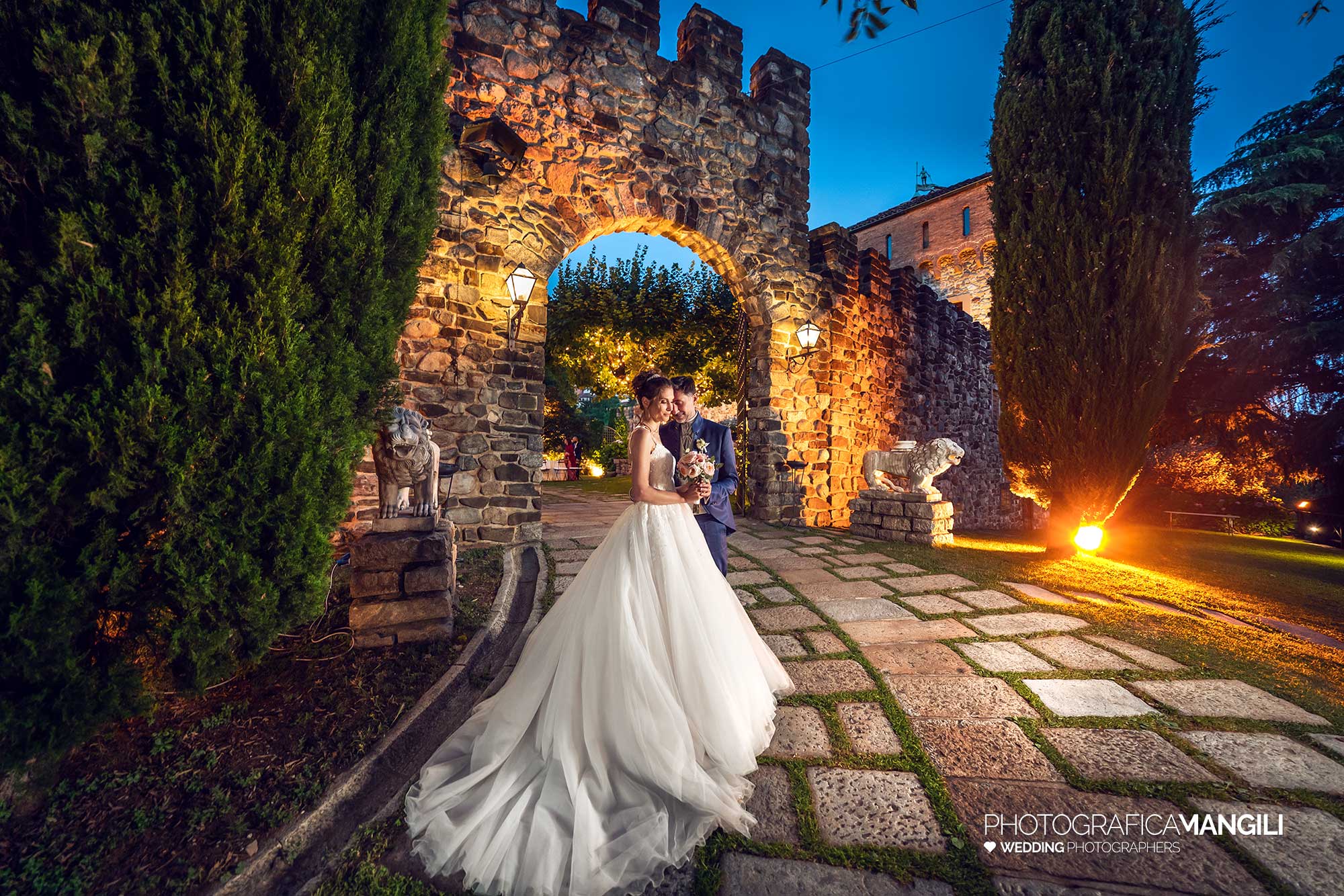 055 fotografo matrimonio reportage wedding sposi imbrunire romantico castello rossino calolziocorte lago como lecco 055 fotografo matrimonio reportage wedding sposi imbrunire romantico castello rossino calolziocorte lago como lecco