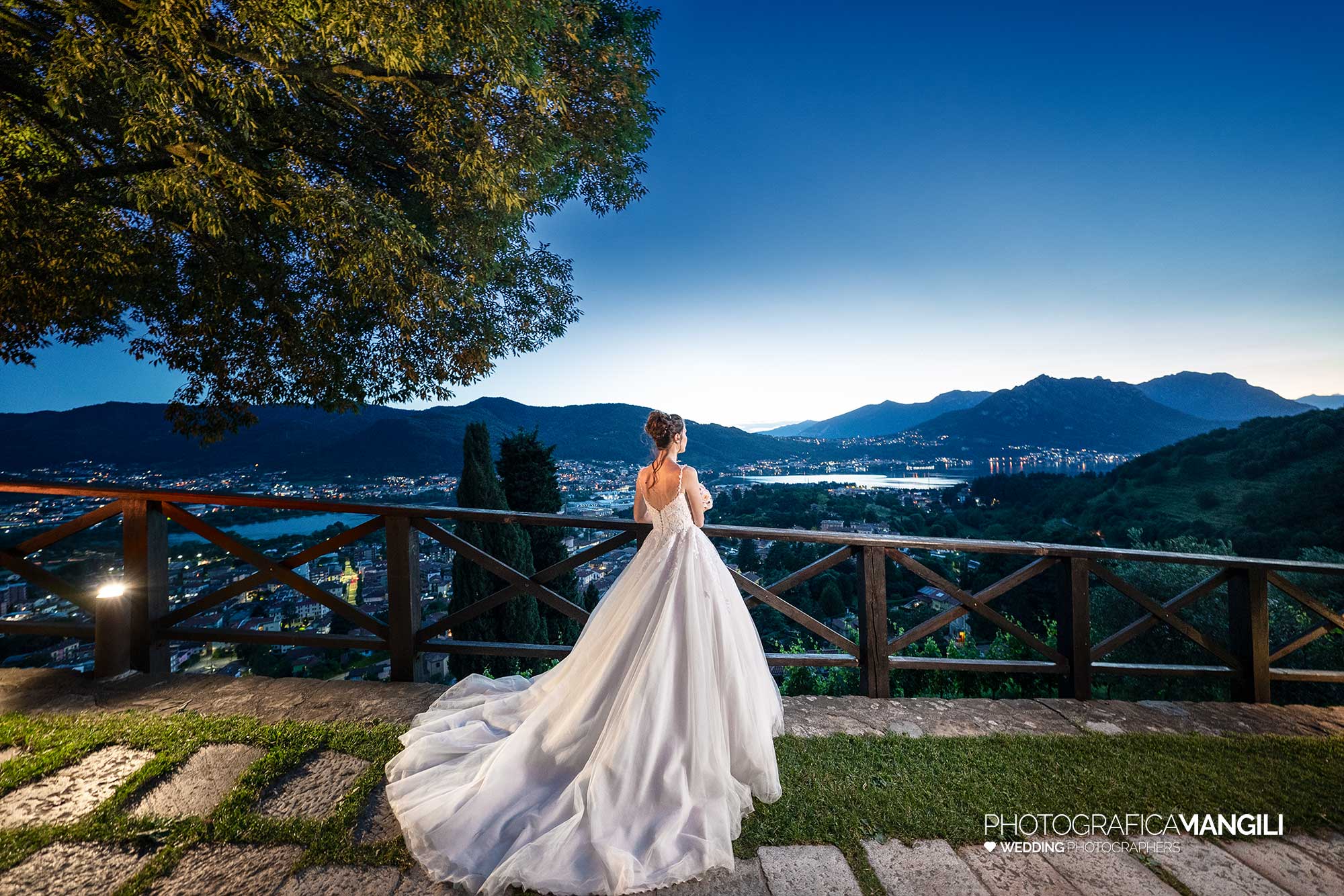 056 fotografo matrimonio reportage wedding sposi imbrunire romantico panorama castello rossino calolziocorte lago como lecco 056 fotografo matrimonio reportage wedding sposi imbrunire romantico panorama castello rossino calolziocorte lago como lecco
