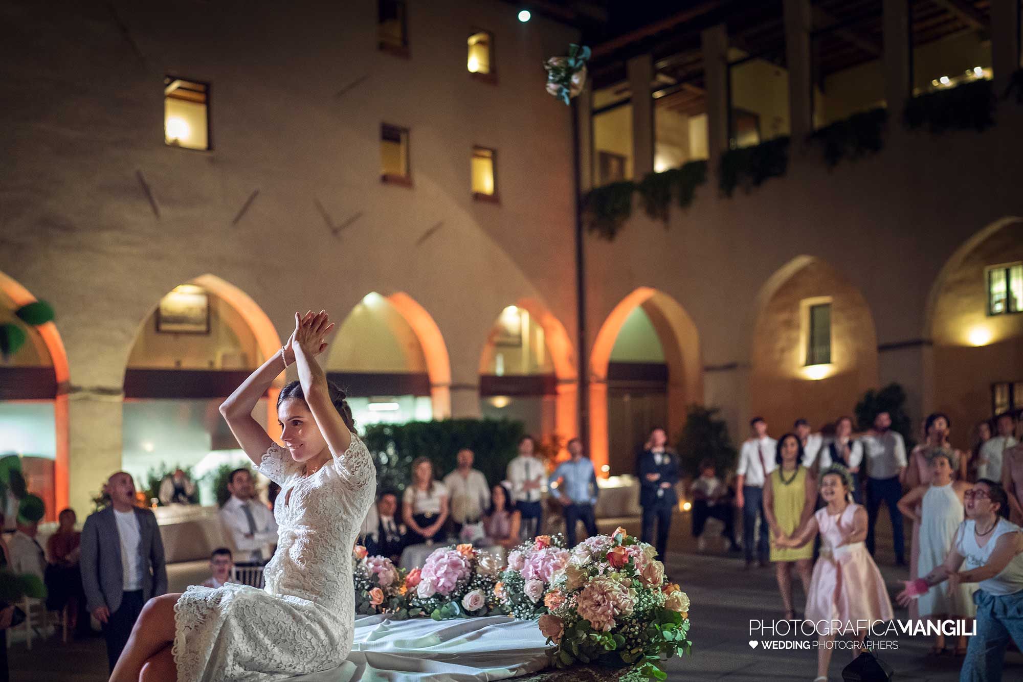 056 fotografo matrimonio reportage wedding sposi lancio bouquet castello visconteo cassano d adda milano 056 fotografo matrimonio reportage wedding sposi lancio bouquet castello visconteo cassano d adda milano