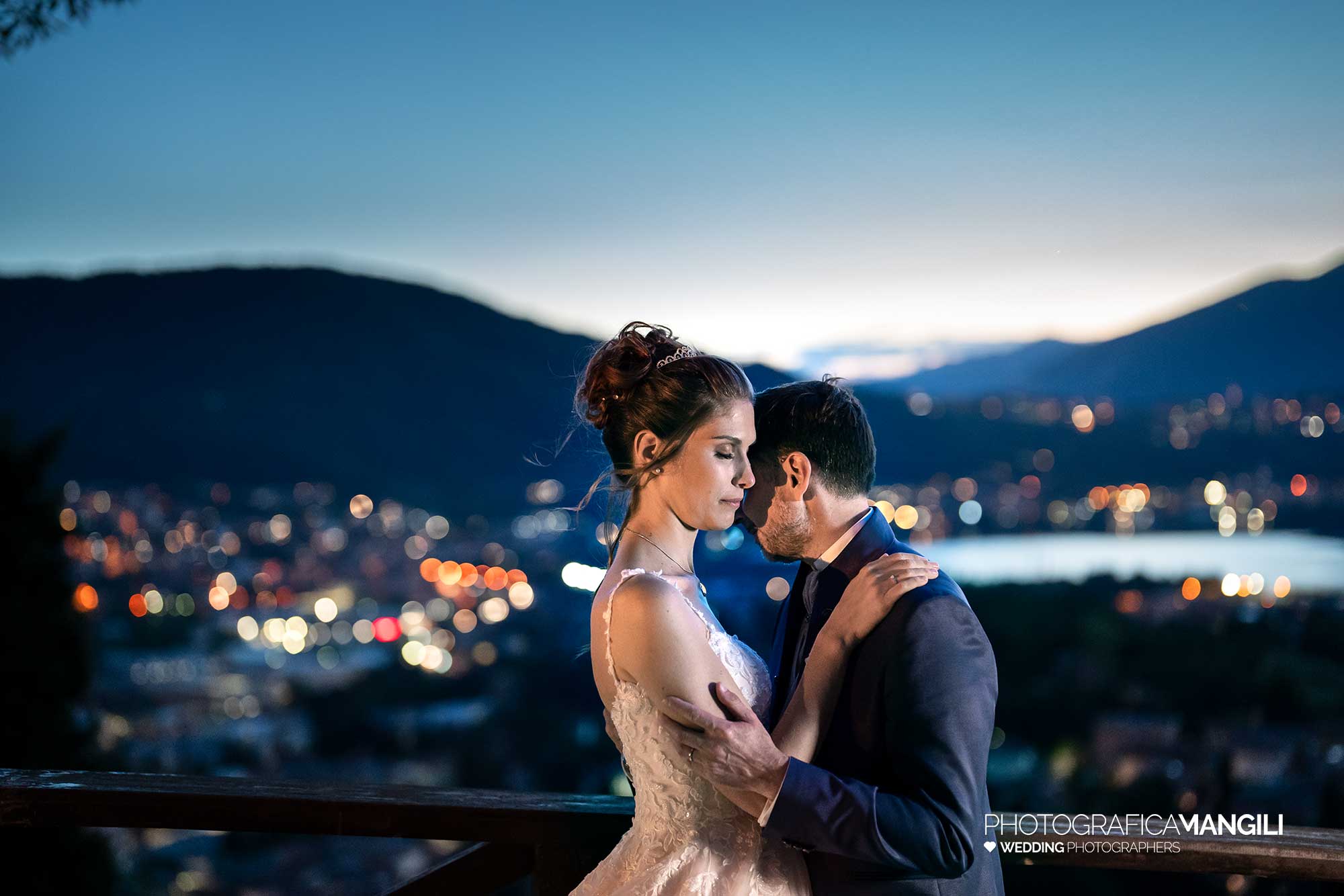 057 fotografo matrimonio reportage wedding sposi imbrunire romantico panorama bacio castello rossino calolziocorte lago como lecco 057 fotografo matrimonio reportage wedding sposi imbrunire romantico panorama bacio castello rossino calolziocorte lago como lecco