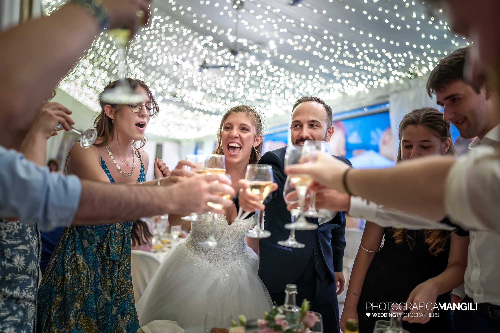 058 fotografo matrimonio reportage wedding sposi brindisi amici castello cavernago bergamo 058 fotografo matrimonio reportage wedding sposi brindisi amici castello cavernago bergamo