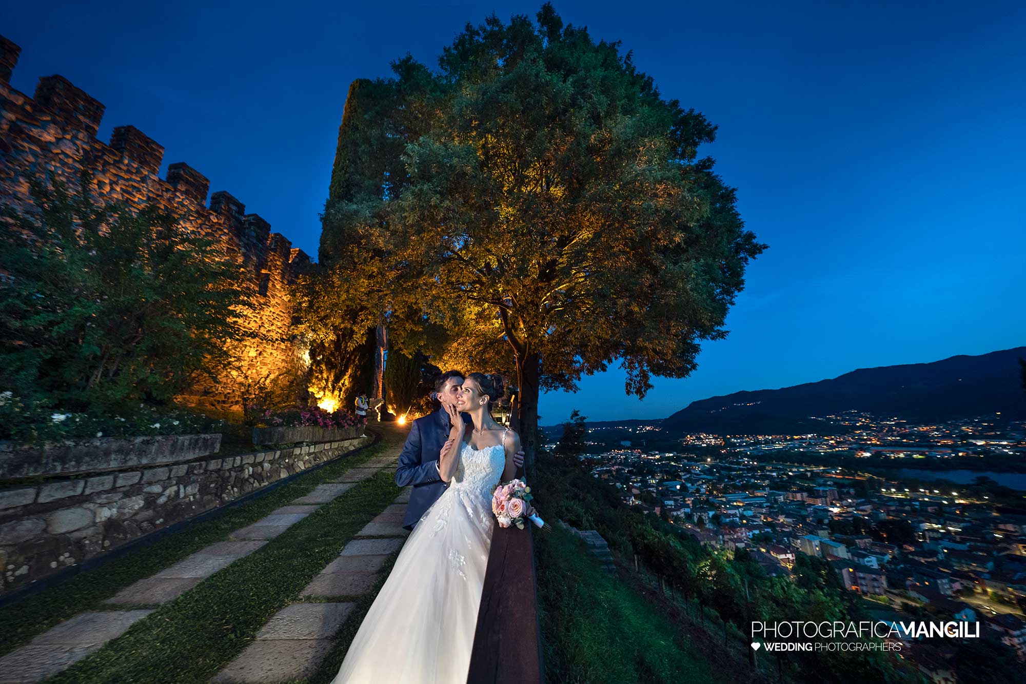 058 fotografo matrimonio reportage wedding sposi imbrunire romantico panorama bacio castello rossino calolziocorte lago como lecco 058 fotografo matrimonio reportage wedding sposi imbrunire romantico panorama bacio castello rossino calolziocorte lago como lecco