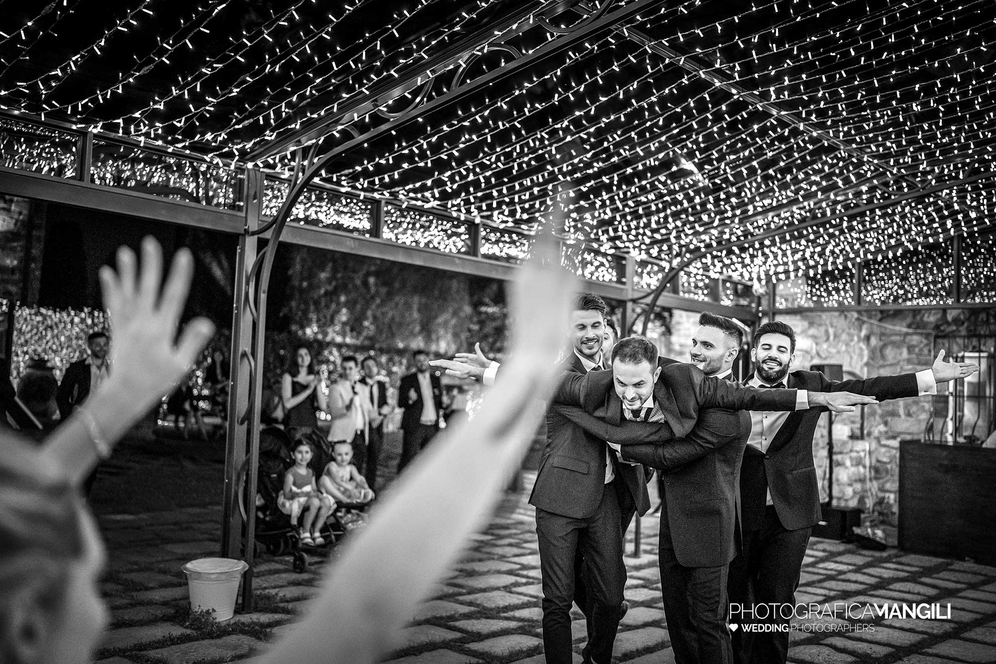 059 fotografo matrimonio reportage wedding sposi balli sposo invitati amici castello rossino calolziocorte lago como lecco 059 fotografo matrimonio reportage wedding sposi balli sposo invitati amici castello rossino calolziocorte lago como lecco