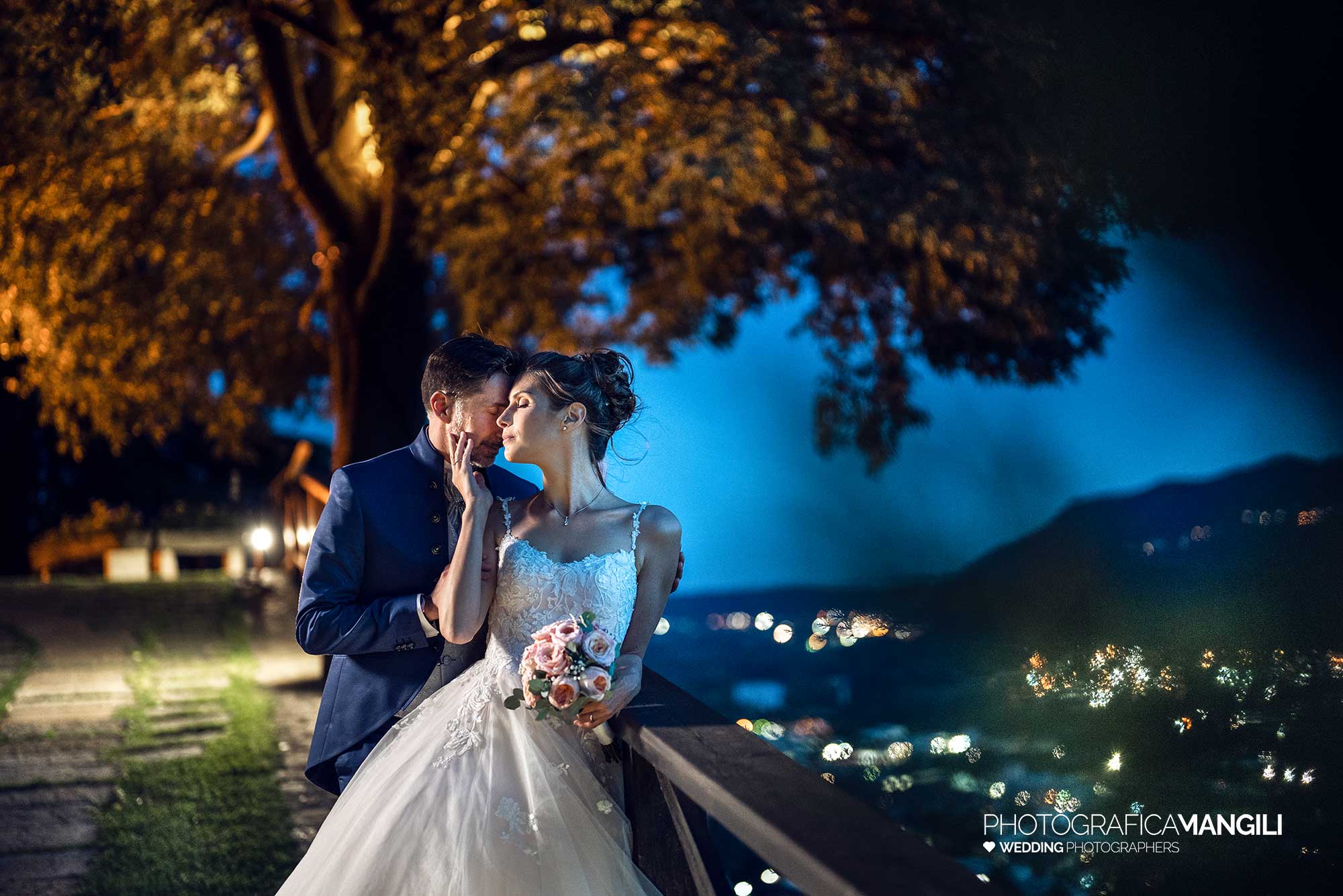 059 fotografo matrimonio reportage wedding sposi imbrunire romantico panorama bacio castello rossino calolziocorte lago como lecco 059 fotografo matrimonio reportage wedding sposi imbrunire romantico panorama bacio castello rossino calolziocorte lago como lecco