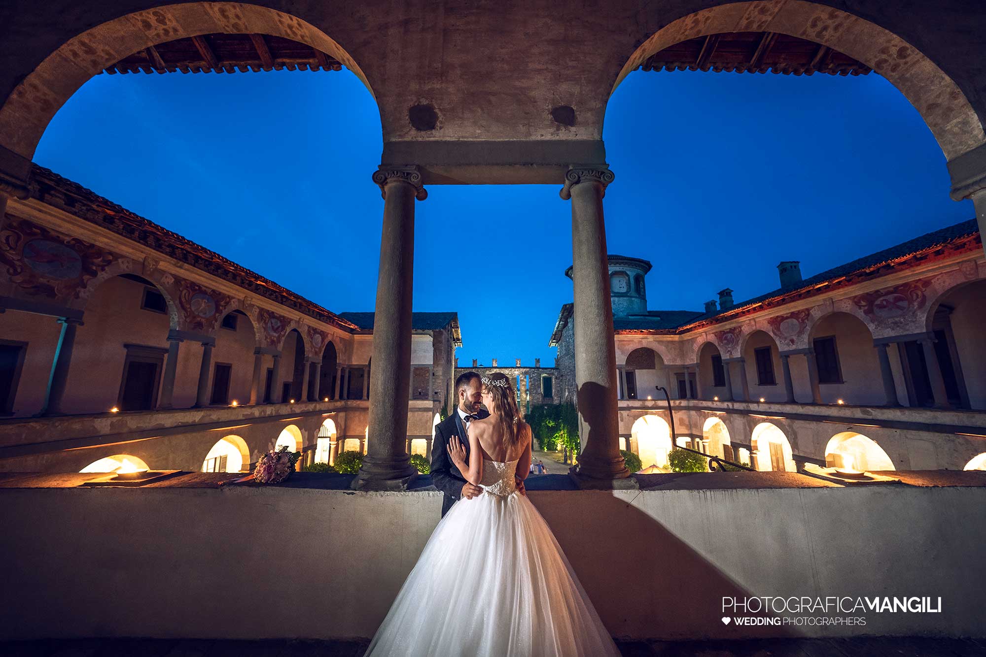 061 fotografo matrimonio reportage wedding sposi arcate imbrunire castello cavernago bergamo 061 fotografo matrimonio reportage wedding sposi arcate imbrunire castello cavernago bergamo