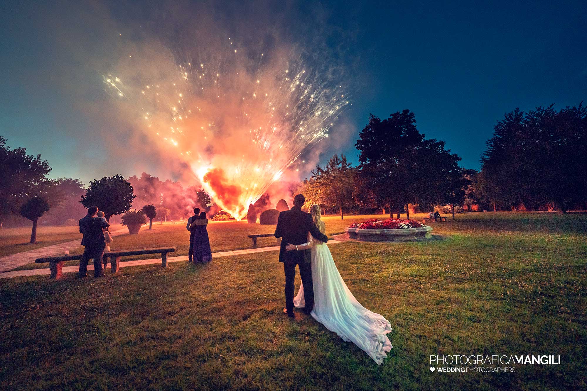 063 fotografo matrimonio reportage wedding sposi brindisi fuochi artificio villa valenca rovato brescia 063 fotografo matrimonio reportage wedding sposi brindisi fuochi artificio villa valenca rovato brescia