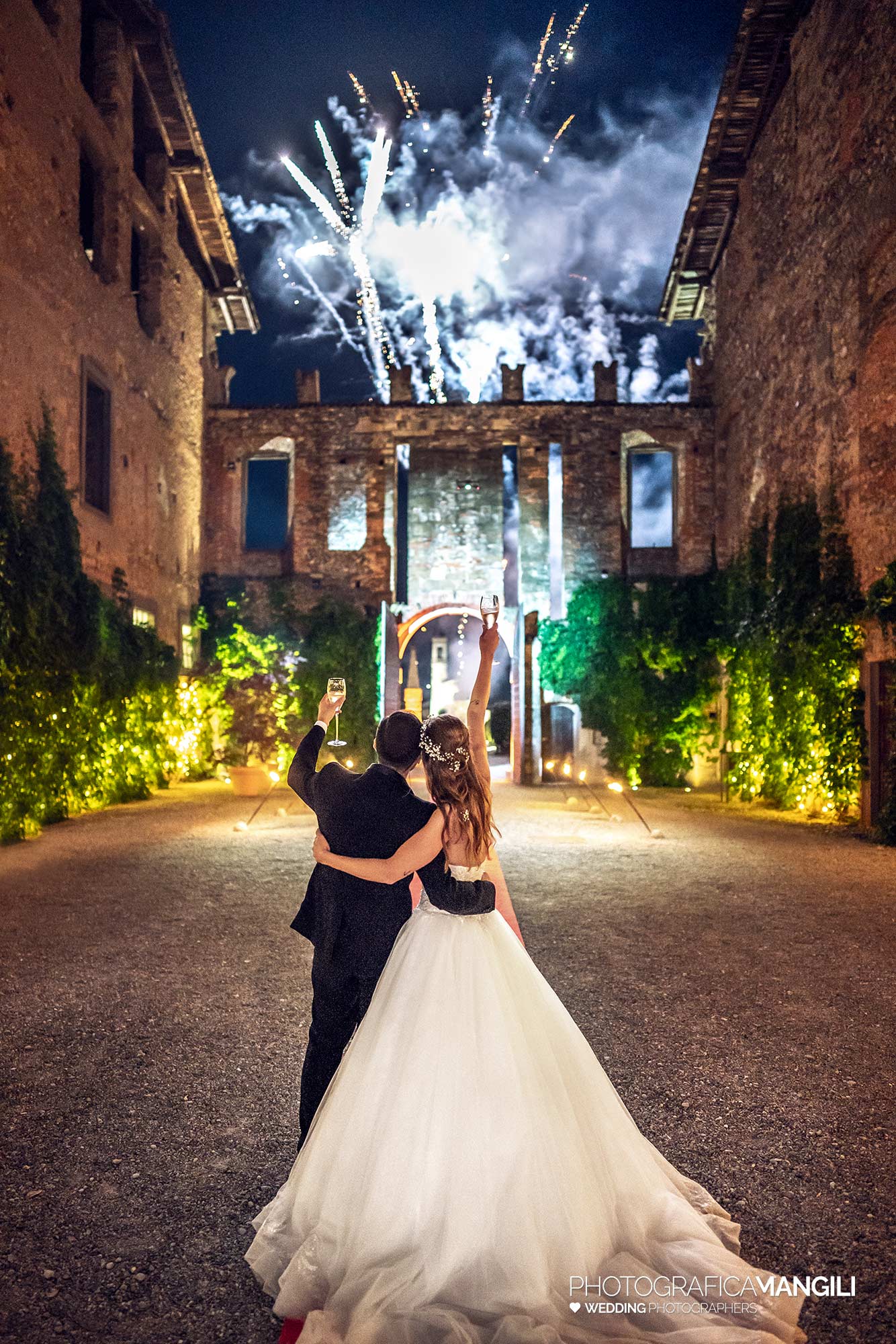 069 fotografo matrimonio reportage wedding sposi brindisi fuochi artificio castello cavernago bergamo 069 fotografo matrimonio reportage wedding sposi brindisi fuochi artificio castello cavernago bergamo