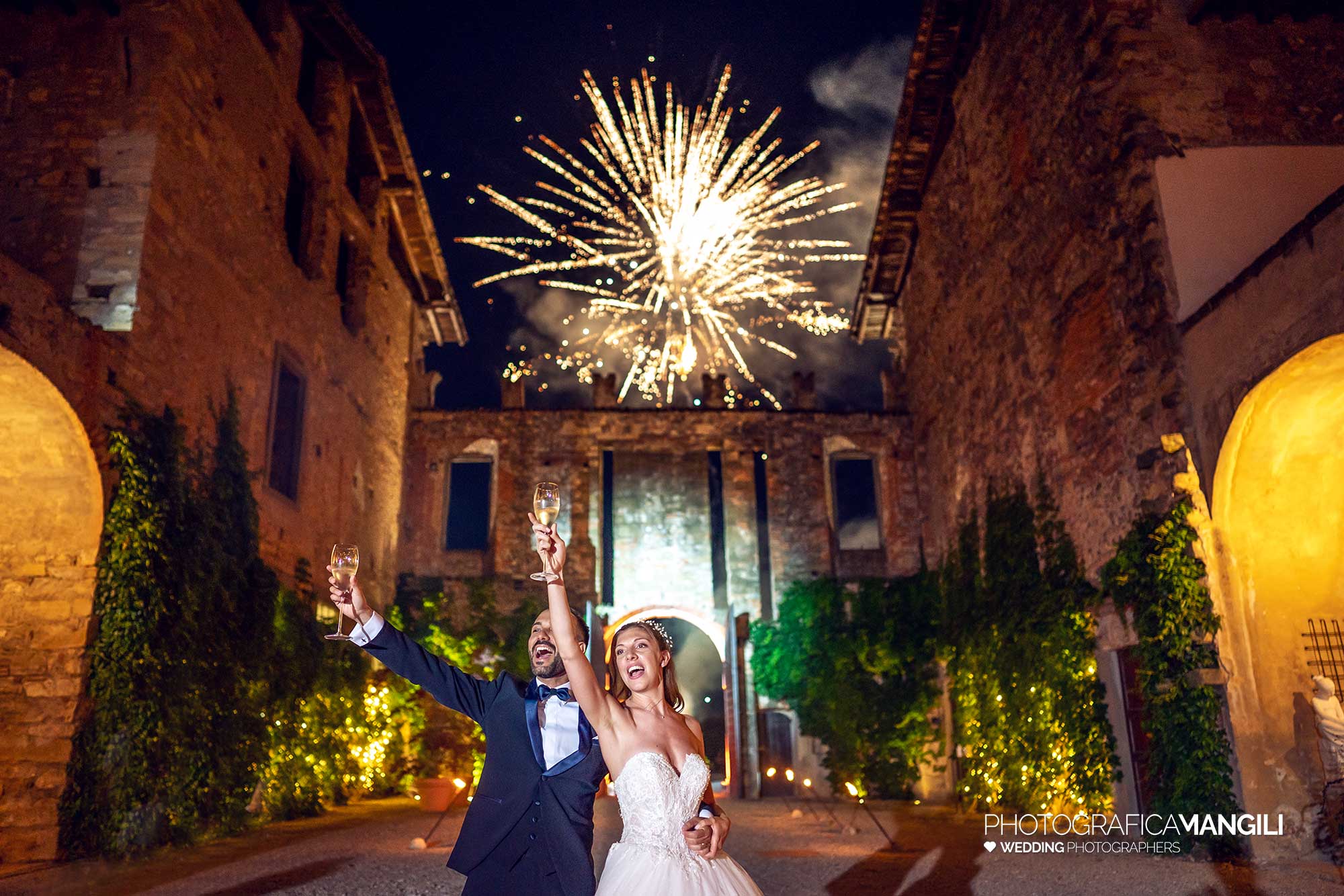 070 fotografo matrimonio reportage wedding sposi brindisi fuochi artificio castello cavernago bergamo 070 fotografo matrimonio reportage wedding sposi brindisi fuochi artificio castello cavernago bergamo