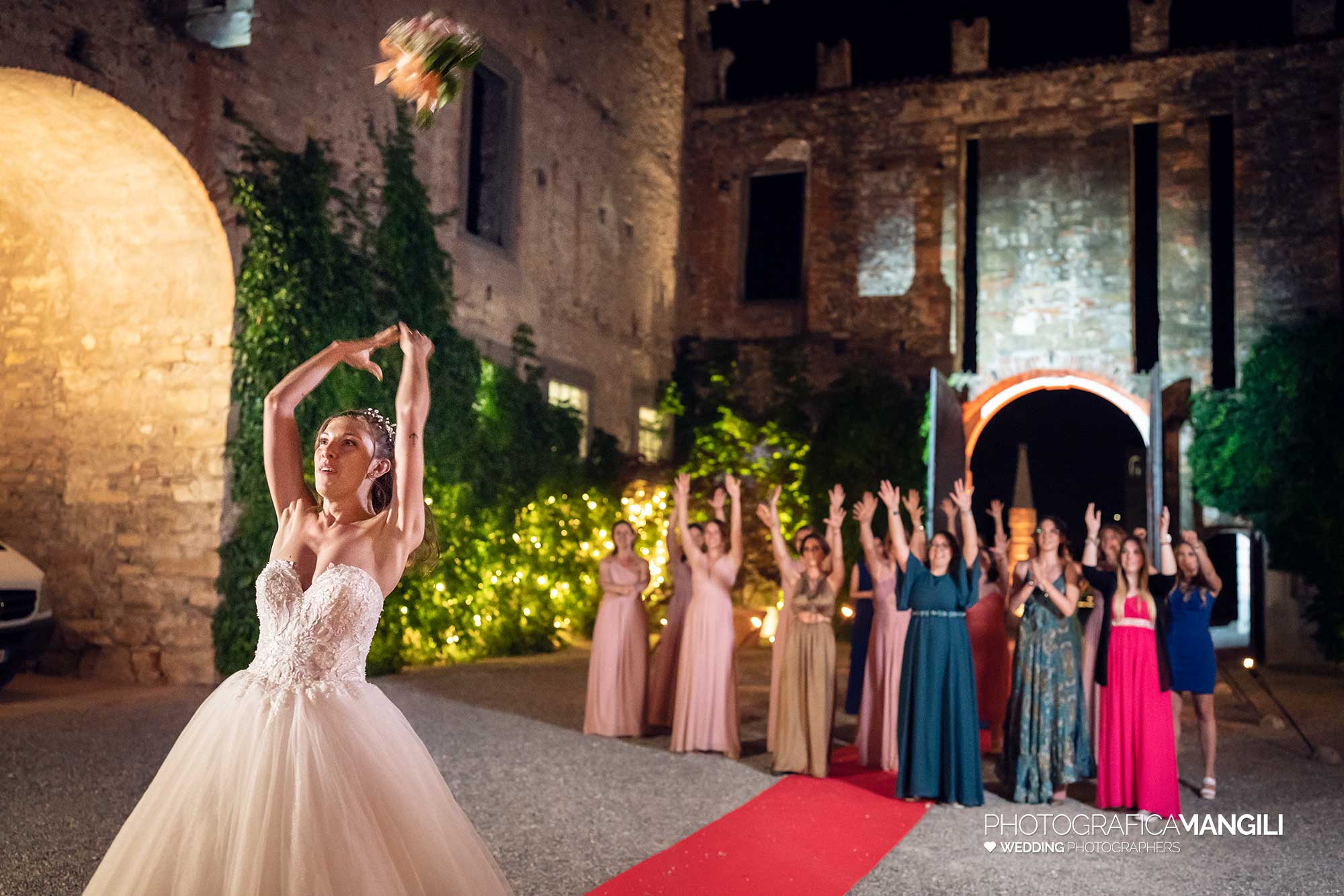 072 fotografo matrimonio reportage wedding sposi lancio bouquet castello cavernago bergamo 072 fotografo matrimonio reportage wedding sposi lancio bouquet castello cavernago bergamo