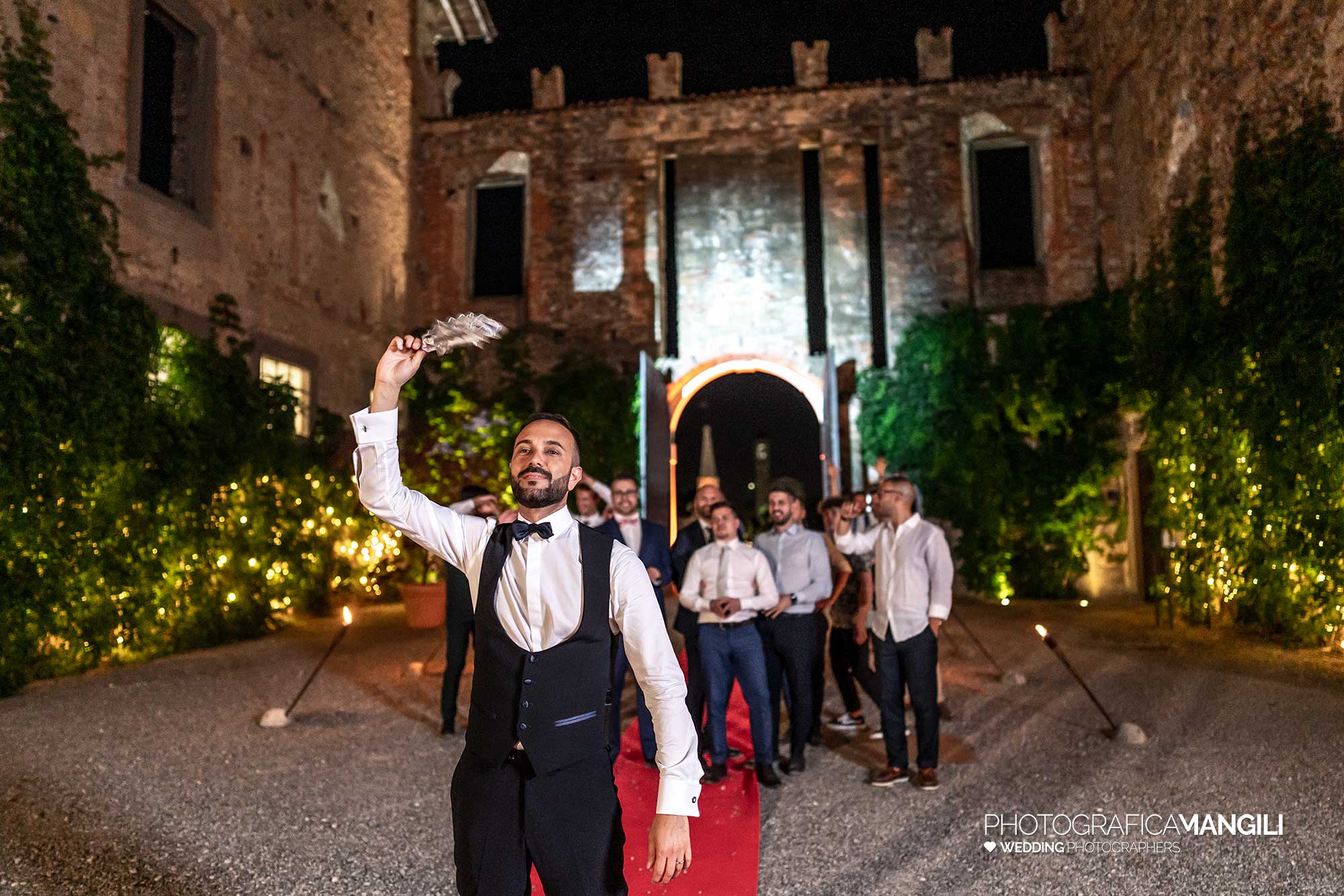 073 fotografo matrimonio reportage wedding sposo lancio giarrettiera castello cavernago bergamo 073 fotografo matrimonio reportage wedding sposo lancio giarrettiera castello cavernago bergamo