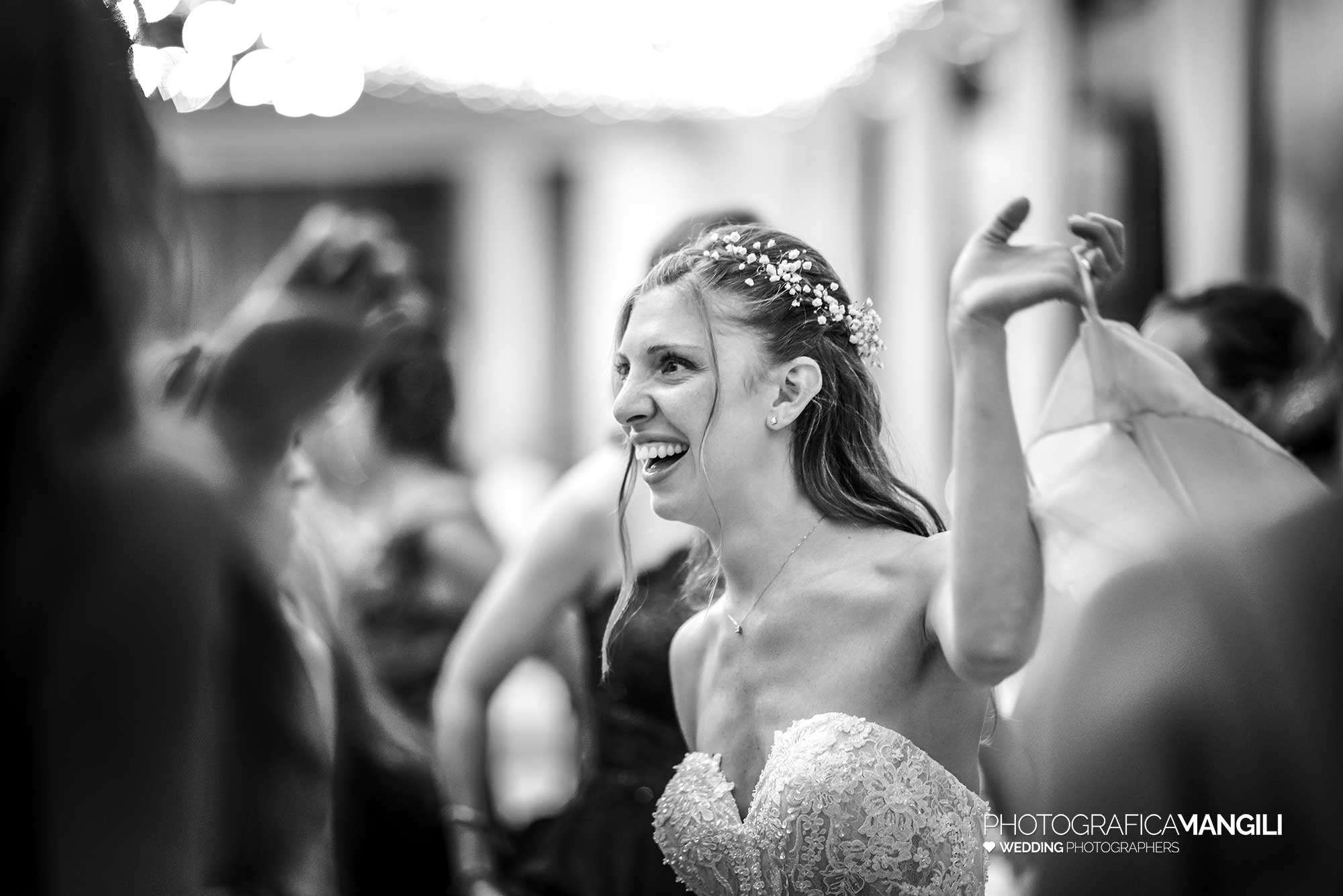 079 fotografo matrimonio reportage wedding sposi balli amici castello cavernago bergamo 079 fotografo matrimonio reportage wedding sposi balli amici castello cavernago bergamo