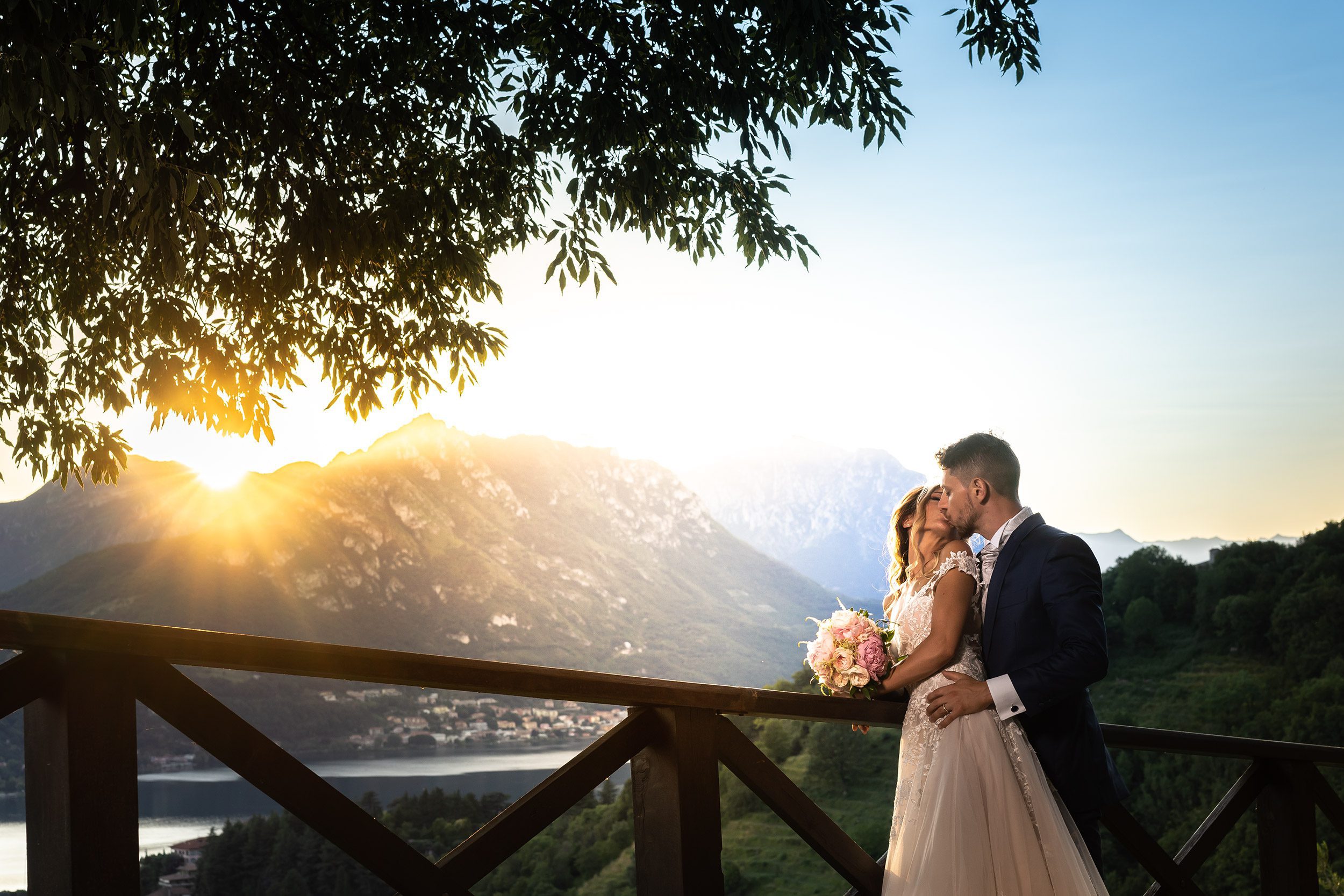 000 fotografo matrimonio reportage wedding sposi bacio romantico tramonto castello rossino calolziocorte lago como lecco copia 1