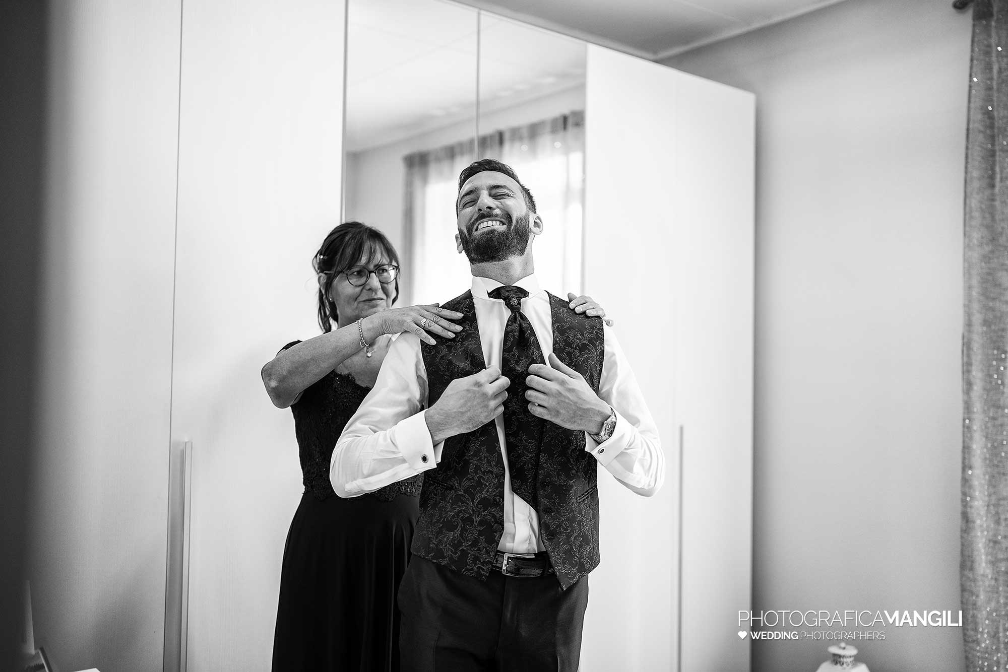 001 fotografo matrimonio reportage wedding preparazione vestizione sposo monza brianza 001 fotografo matrimonio reportage wedding preparazione vestizione sposo monza brianza