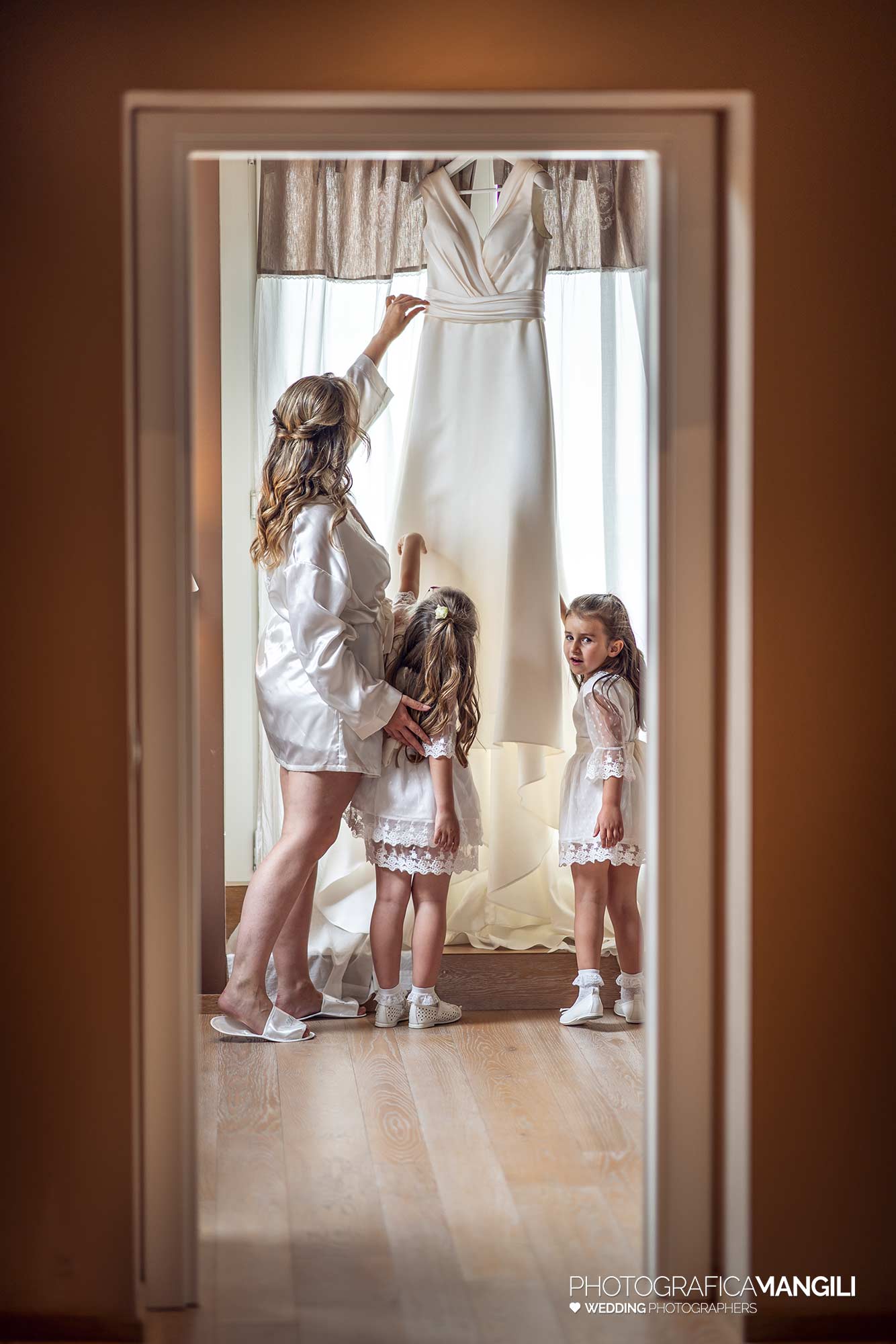 001 fotografo matrimonio reportage wedding ritratto sposa abito vestizione preparativi lecco 001 fotografo matrimonio reportage wedding ritratto sposa abito vestizione preparativi lecco