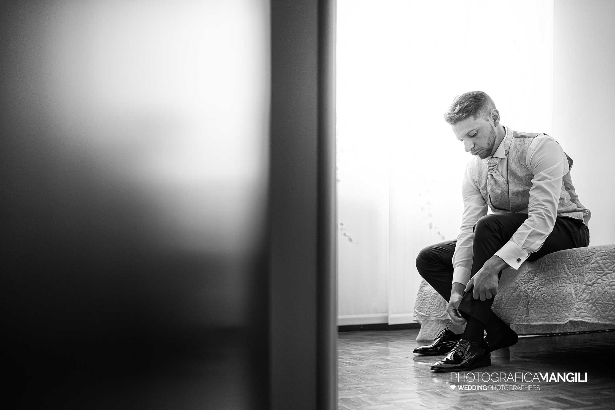 002 fotografo matrimonio reportage wedding preparazione sposo scarpe merate brianza 002 fotografo matrimonio reportage wedding preparazione sposo scarpe merate brianza