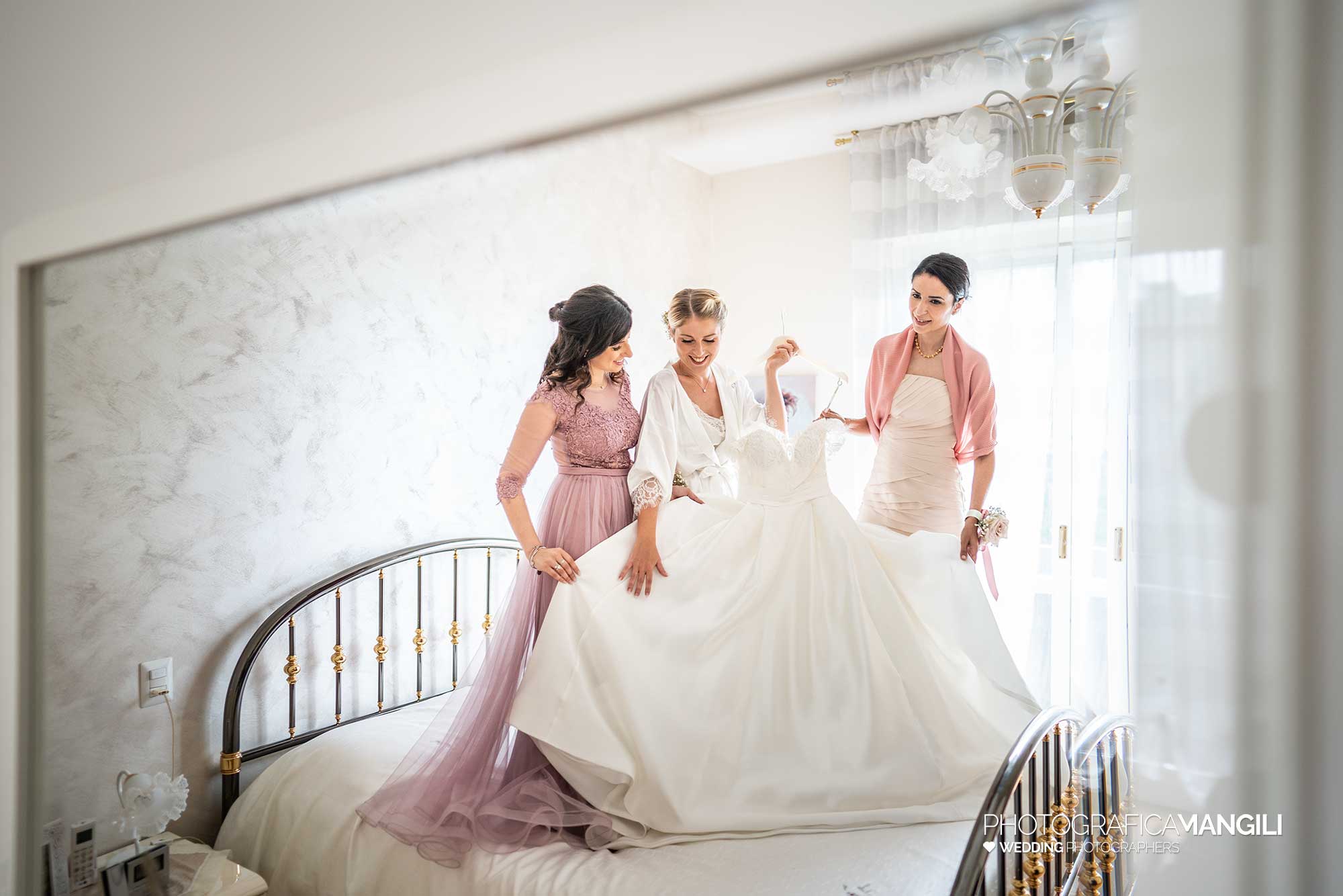 006 fotografo matrimonio reportage wedding preparazione vestizione sposa abito monza brianza 006 fotografo matrimonio reportage wedding preparazione vestizione sposa abito monza brianza