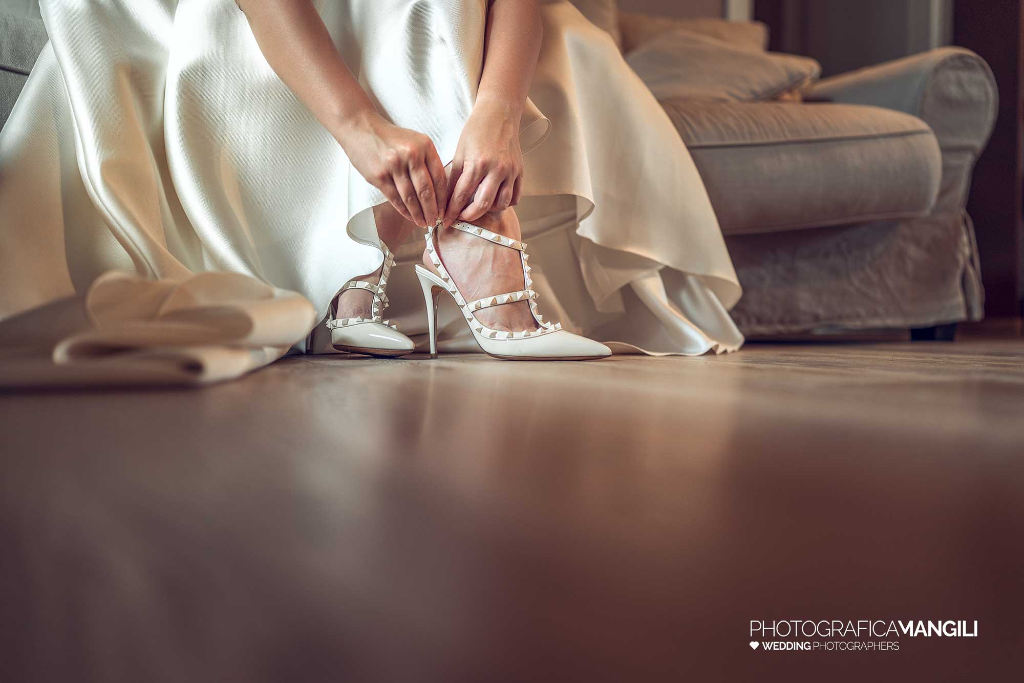 006 fotografo matrimonio reportage wedding sposa scarpe vestizione preparativi lecco 006 fotografo matrimonio reportage wedding sposa scarpe vestizione preparativi lecco