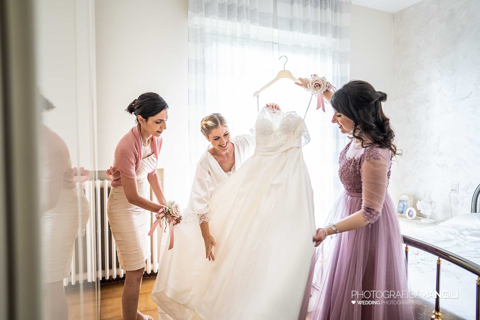 007 fotografo matrimonio reportage wedding preparazione vestizione sposa abito monza brianza 007 fotografo matrimonio reportage wedding preparazione vestizione sposa abito monza brianza