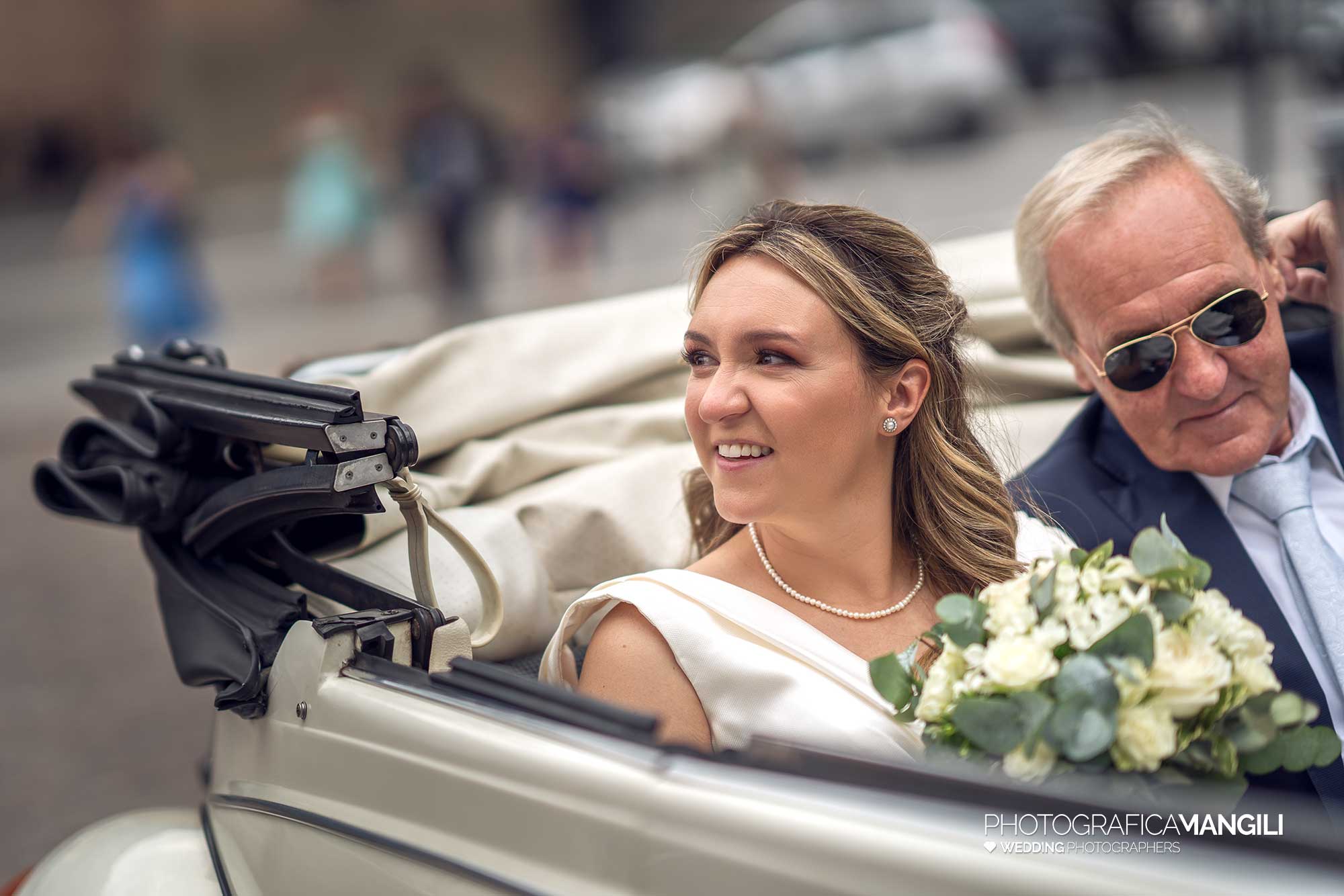 007 fotografo matrimonio reportage wedding sposa arrivo chiesa macchina lecco 007 fotografo matrimonio reportage wedding sposa arrivo chiesa macchina lecco