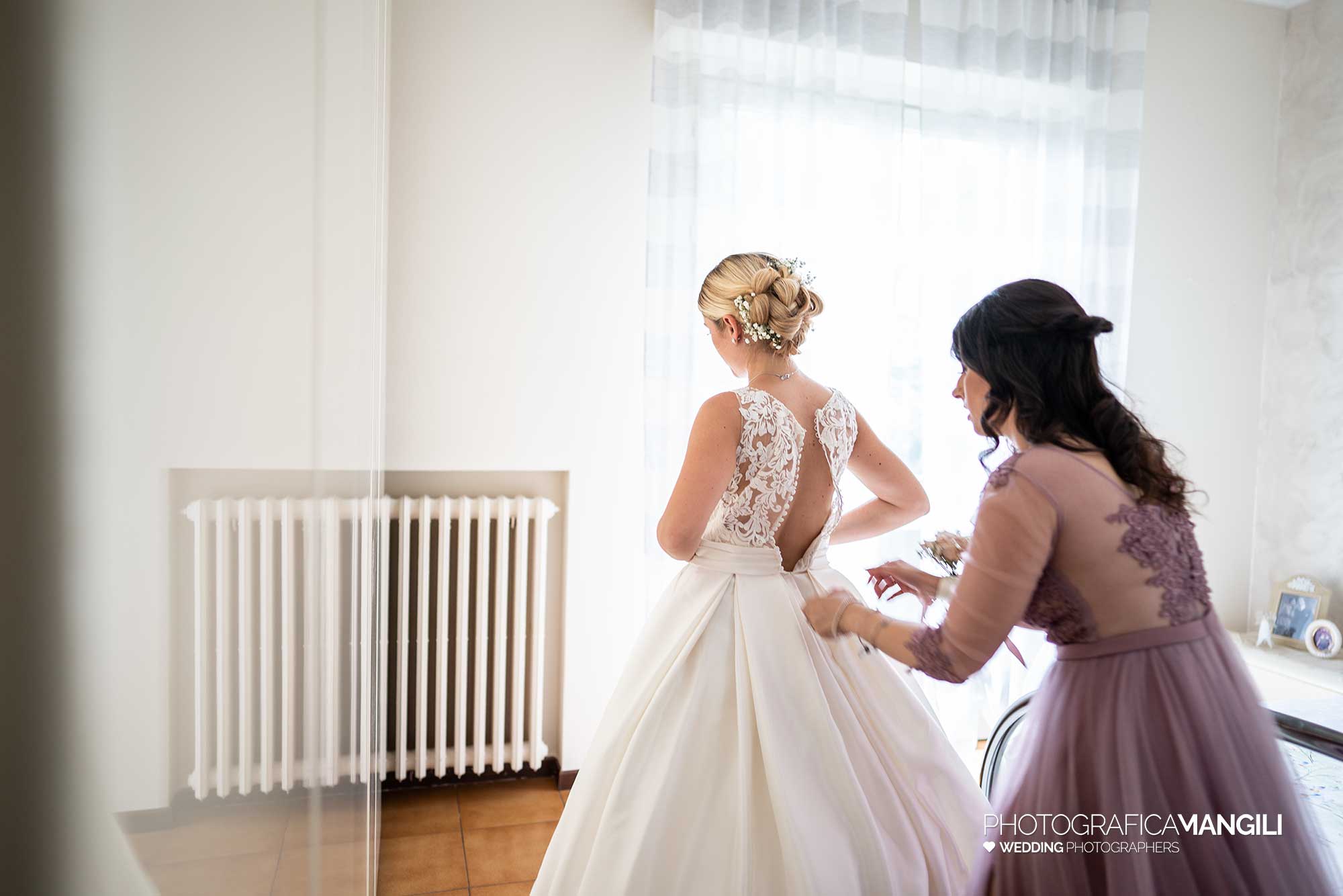 008 fotografo matrimonio reportage wedding preparazione vestizione sposa abito monza brianza 008 fotografo matrimonio reportage wedding preparazione vestizione sposa abito monza brianza