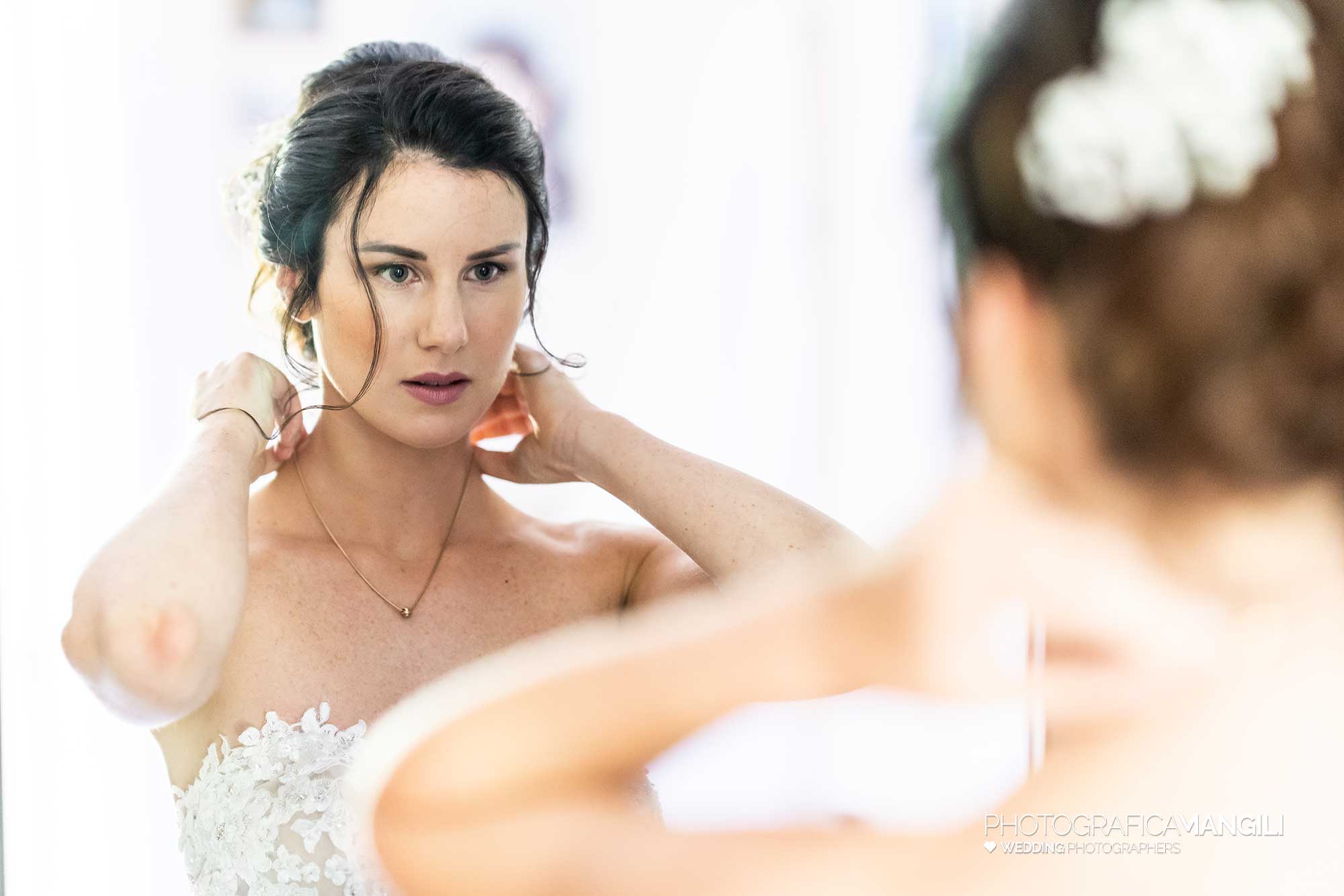 011 fotografo matrimonio reportage wedding sposi collana specchio vestizione preparativi solaro milano 011 fotografo matrimonio reportage wedding sposi collana specchio vestizione preparativi solaro milano