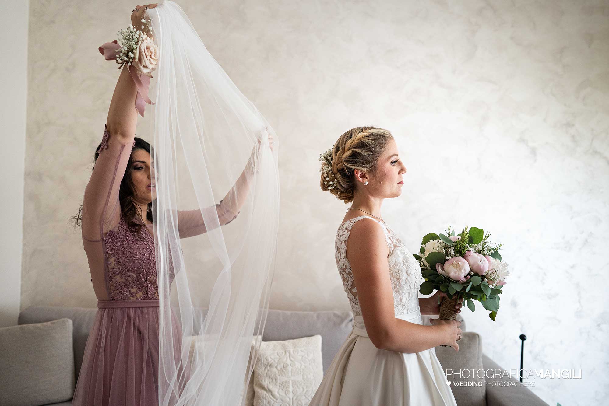 013 fotografo matrimonio reportage wedding preparazione vestizione sposa velo monza brianza 013 fotografo matrimonio reportage wedding preparazione vestizione sposa velo monza brianza