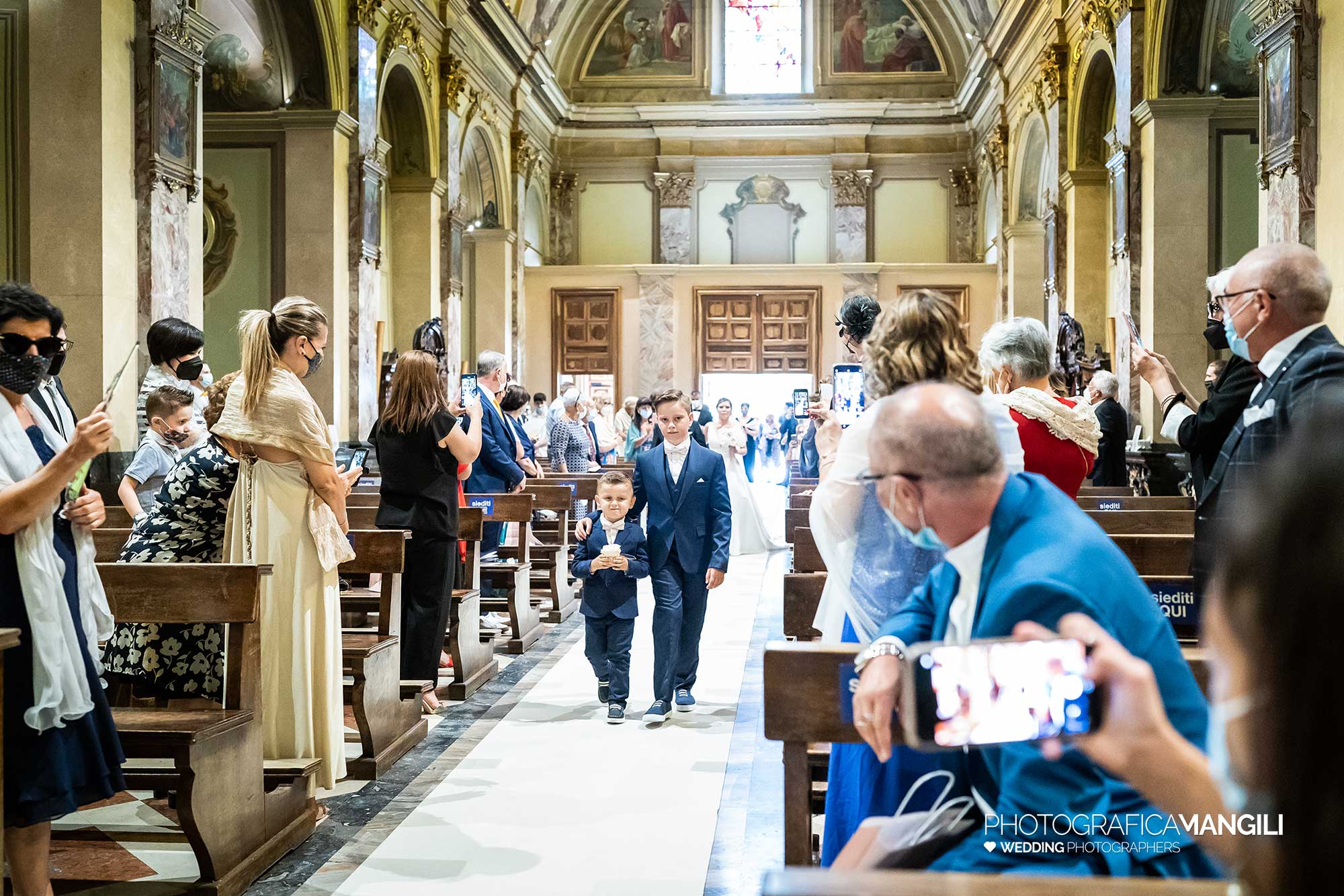 015 fotografo matrimonio reportage wedding chiesa ingresso sposa paggetti cerimonia macherio monza brianza 015 fotografo matrimonio reportage wedding chiesa ingresso sposa paggetti cerimonia macherio monza brianza