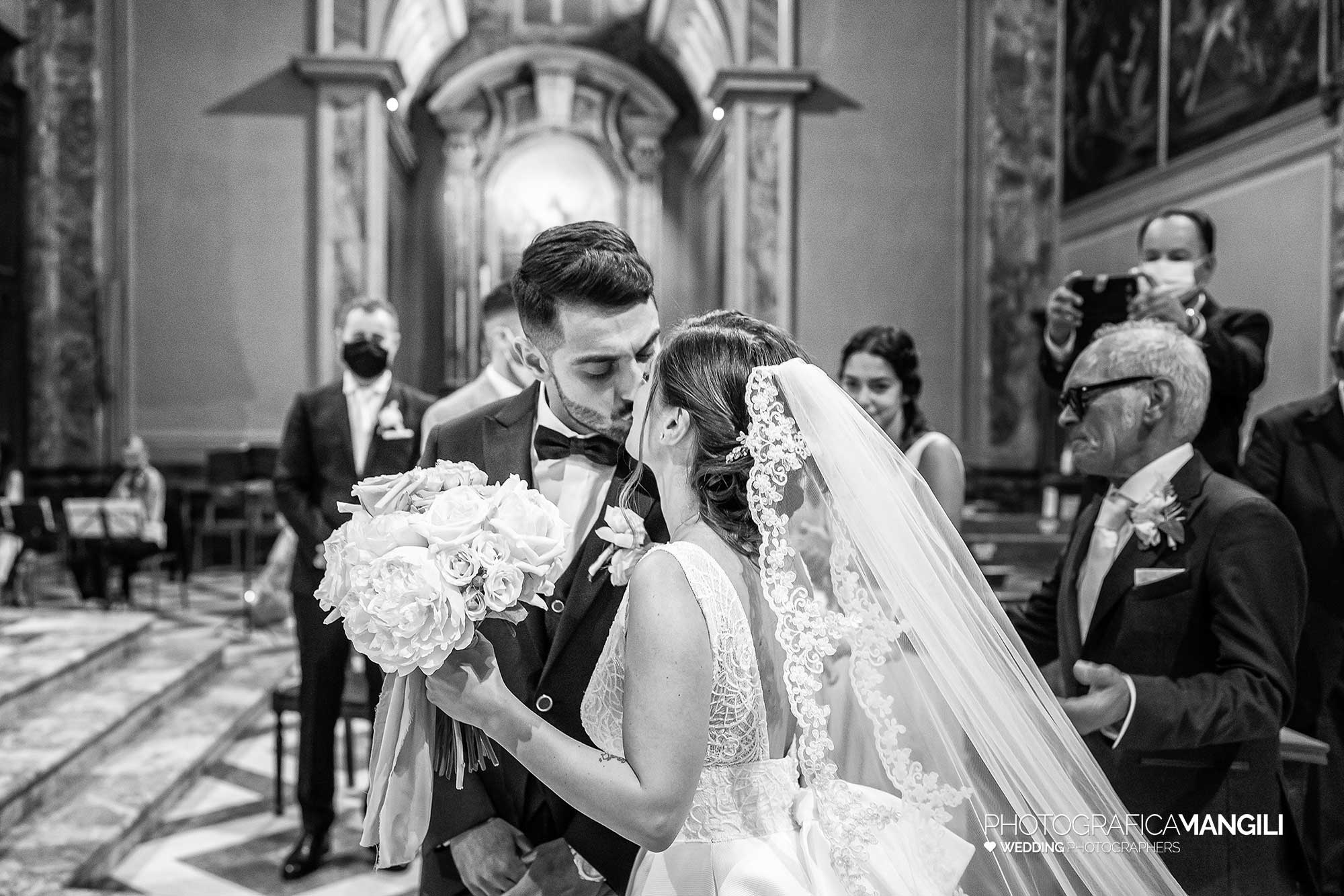 016 fotografo matrimonio reportage wedding chiesa ingresso sposi bacio cerimonia macherio monza brianza 016 fotografo matrimonio reportage wedding chiesa ingresso sposi bacio cerimonia macherio monza brianza