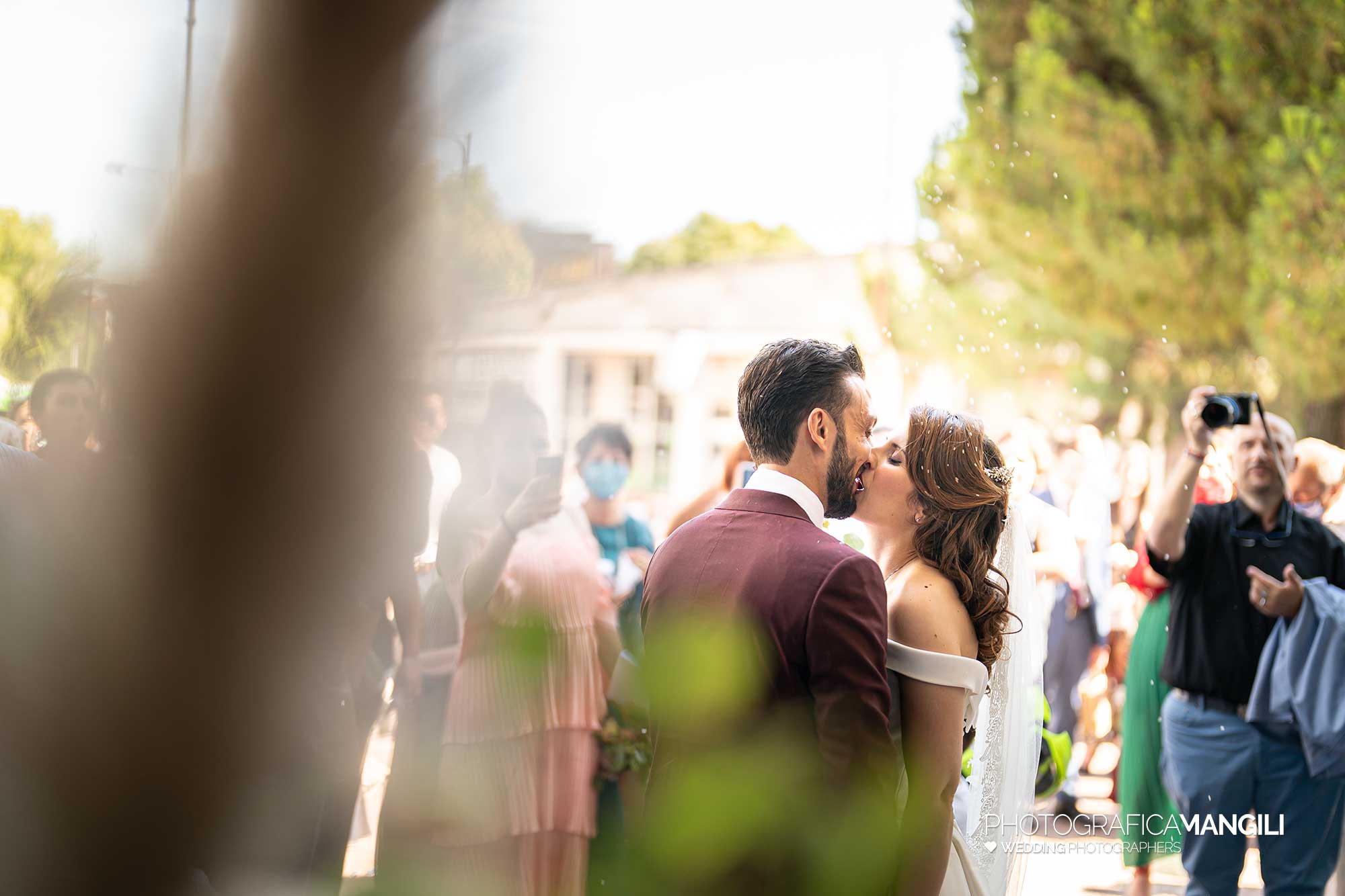 019 fotografo matrimonio reportage wedding cerimonia uscita bacio chiesa sposi milano 019 fotografo matrimonio reportage wedding cerimonia uscita bacio chiesa sposi milano